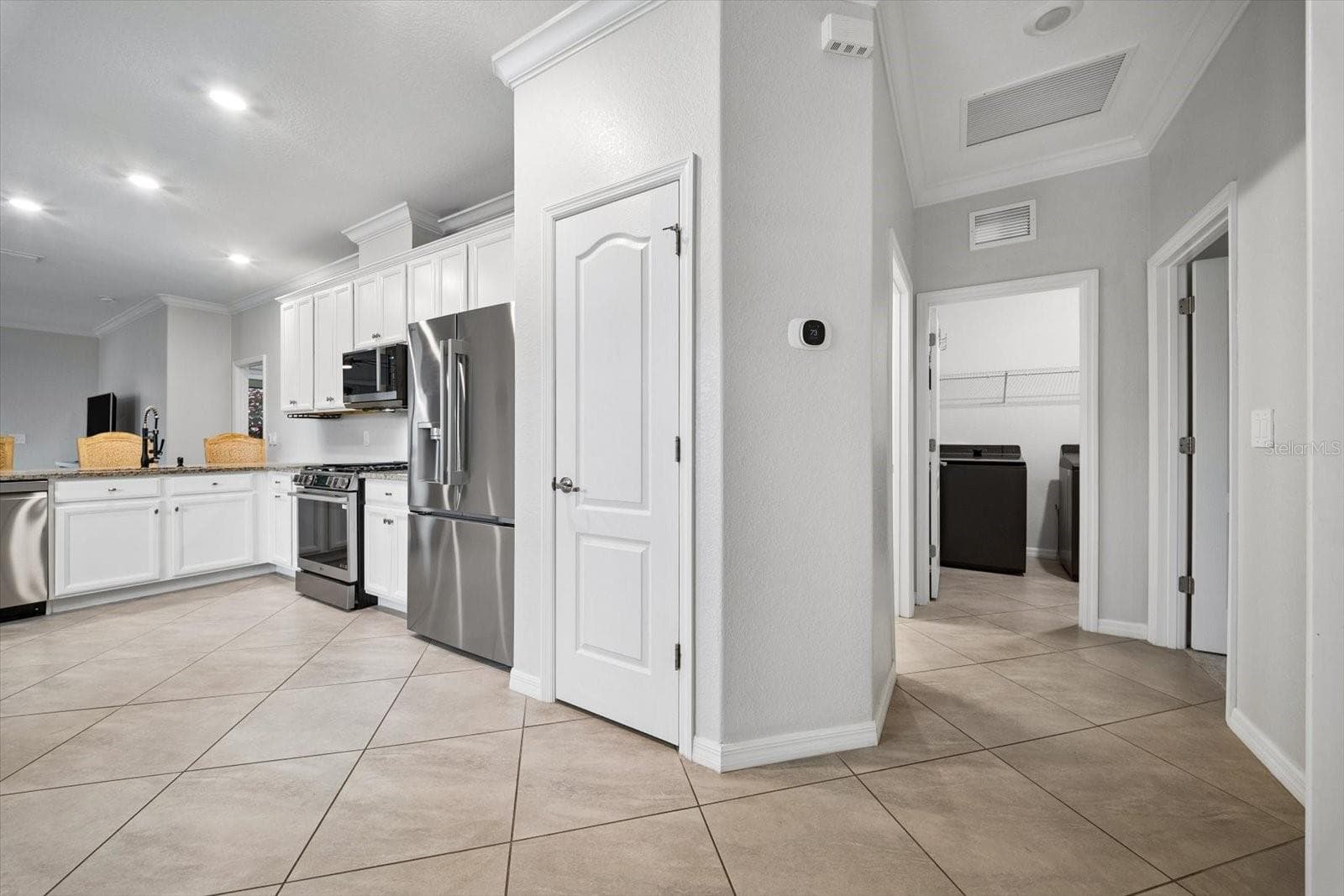 CRISP WHITE KITCHEN - 2324 SPRINGHAVEN LN, LAKEWOOD RANCH