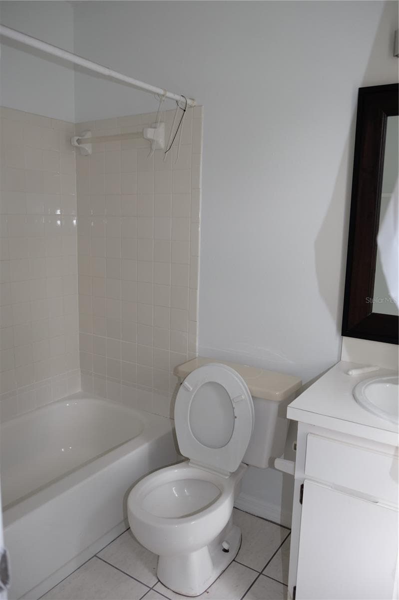 En suite bathroom - 3015 W CLEVELAND ST #J, TAMPA