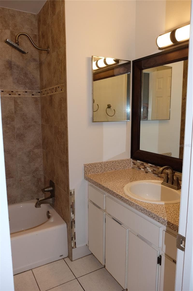 En suite bathroom - 3015 W CLEVELAND ST #J, TAMPA