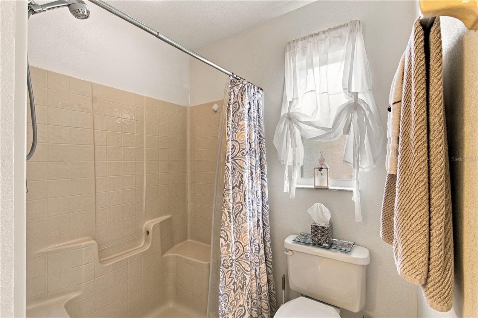 WALK-IN SHOWER - 516 GRAND CANAL DR, POINCIANA
