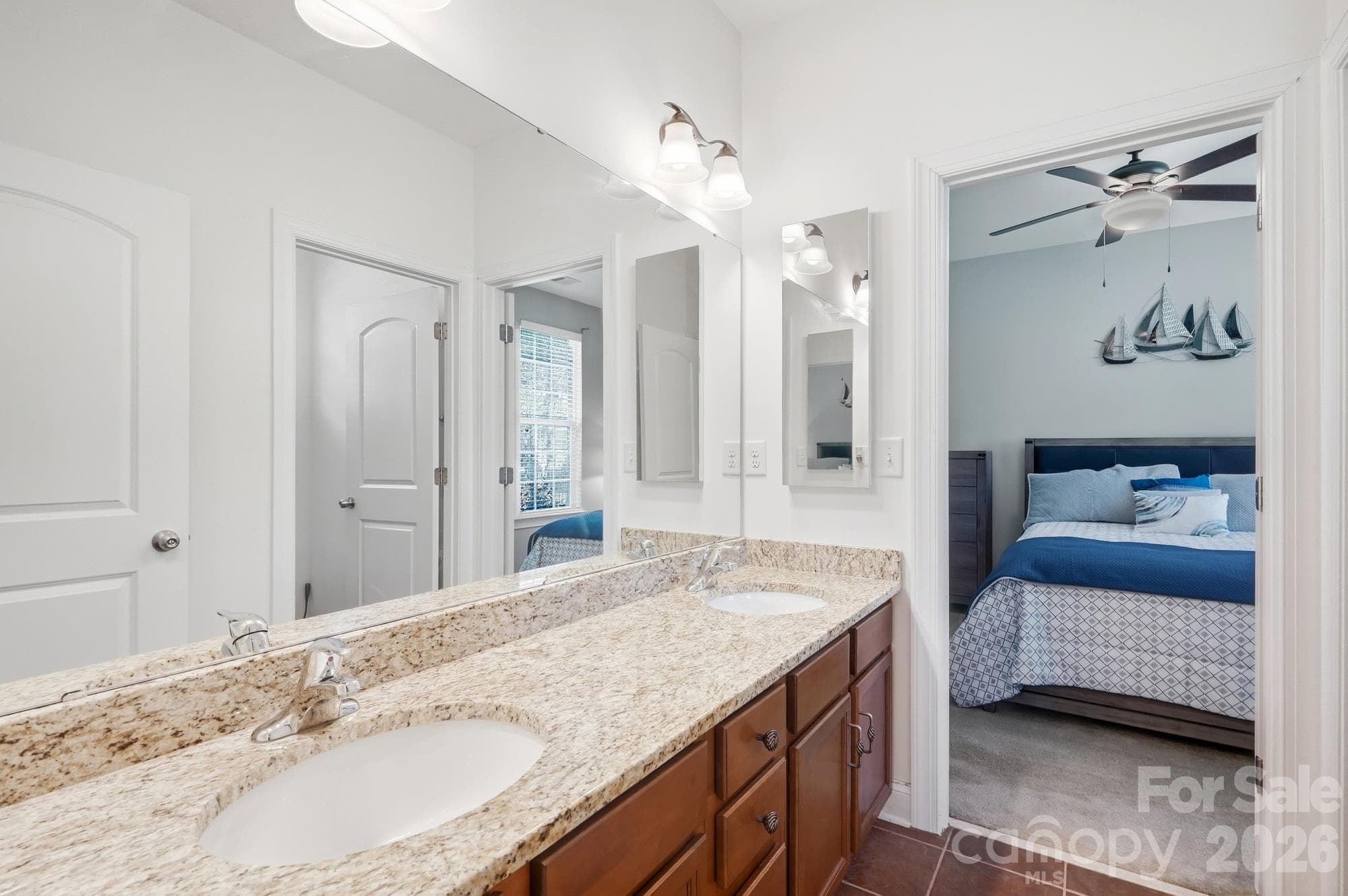 Dual sinks jack and jill Bath - 10110 Loch Lomond Drive, Charlotte