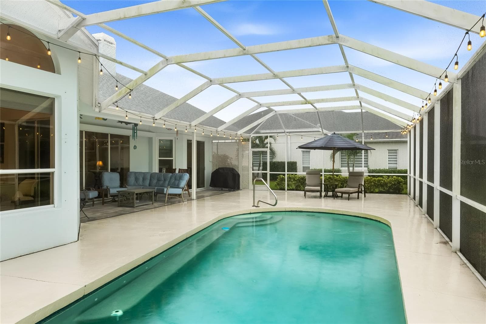 Large, private pool with built-in bench seating - 3306 LITTLE COUNTRY RD, PARRISH