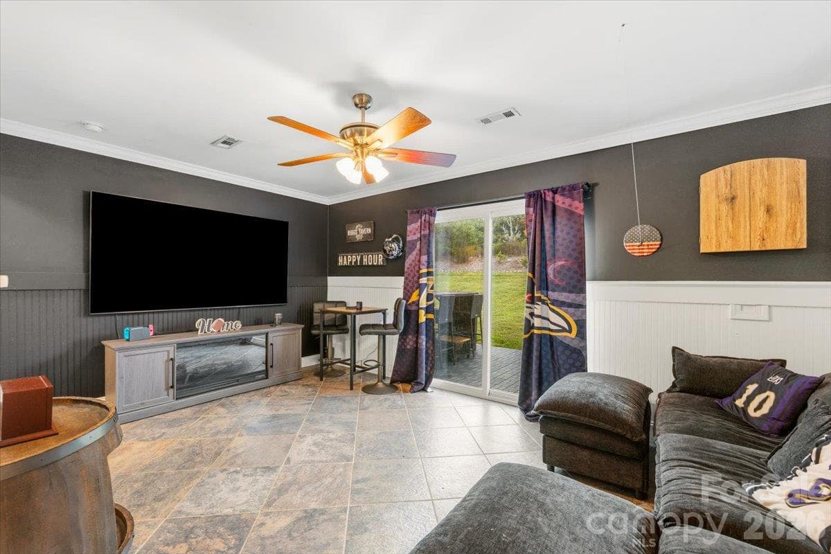 Entertaining Space - 106 S River Glen Drive, Morganton