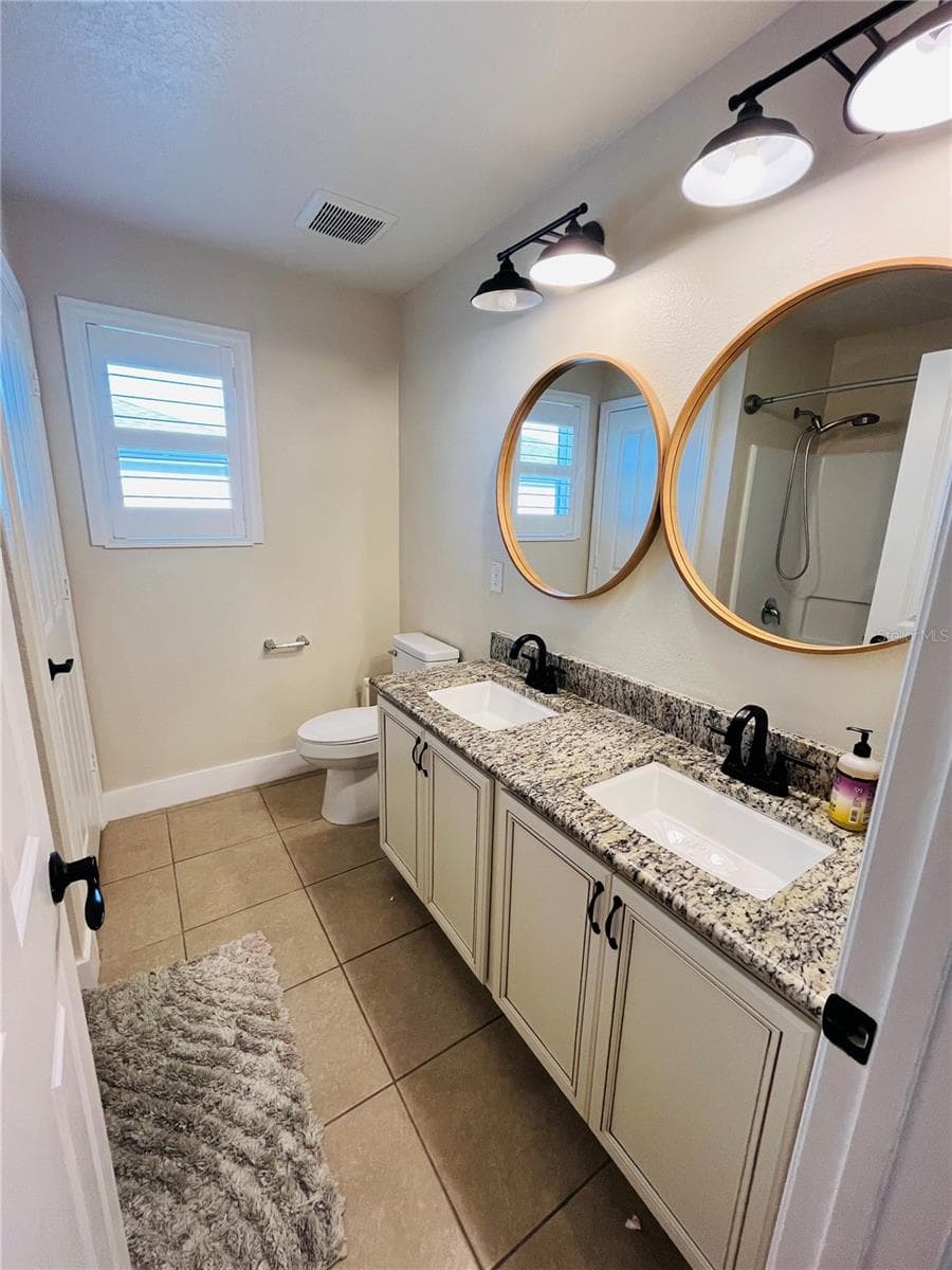 Hallway Bathroom next to Bedrooms 3 and 4 - 14037 PECAN ORCHARD DR, WINTER GARDEN