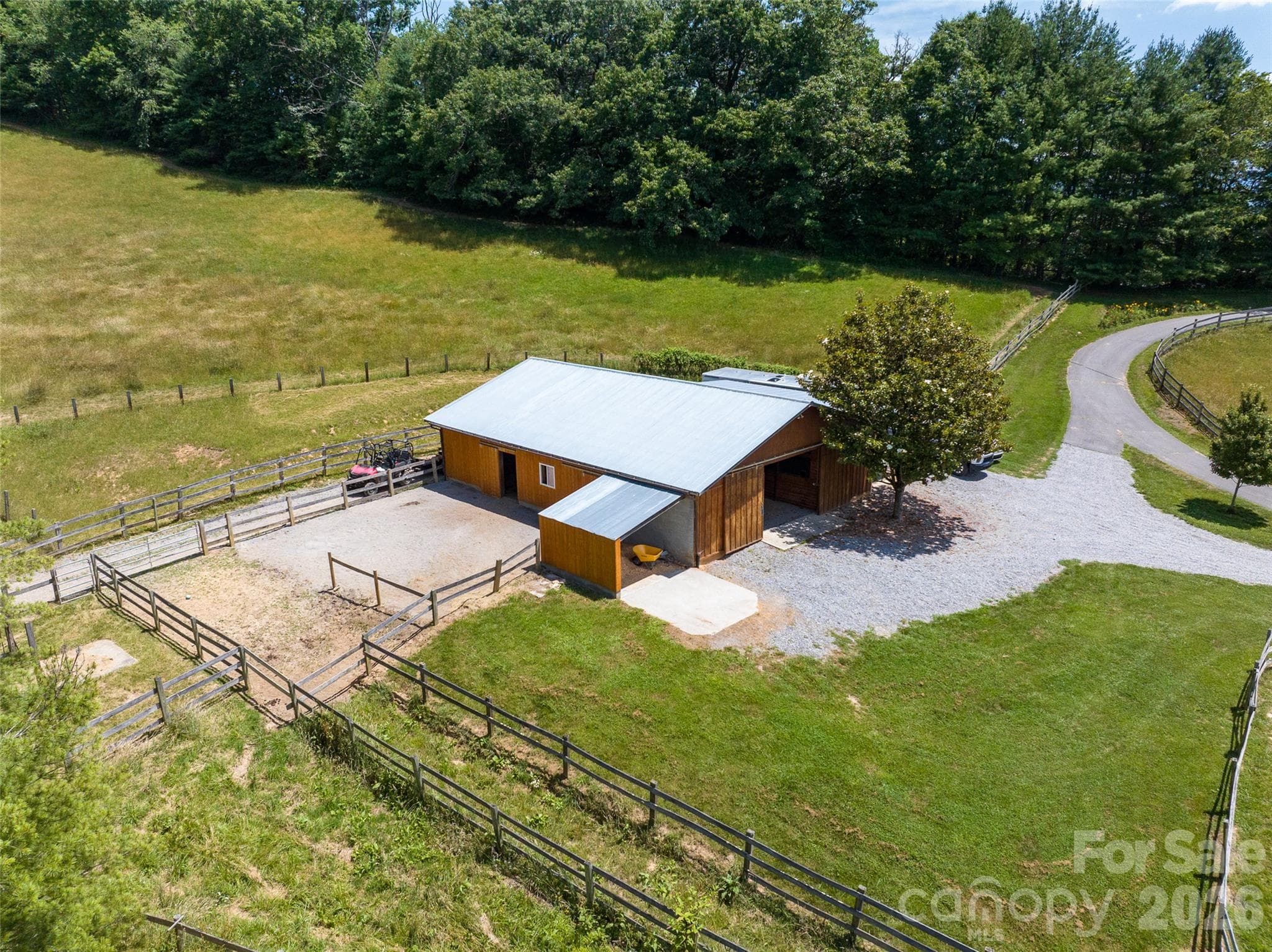 Primary barn and stables. - 316 Stevenson Cove Road, Waynesville
