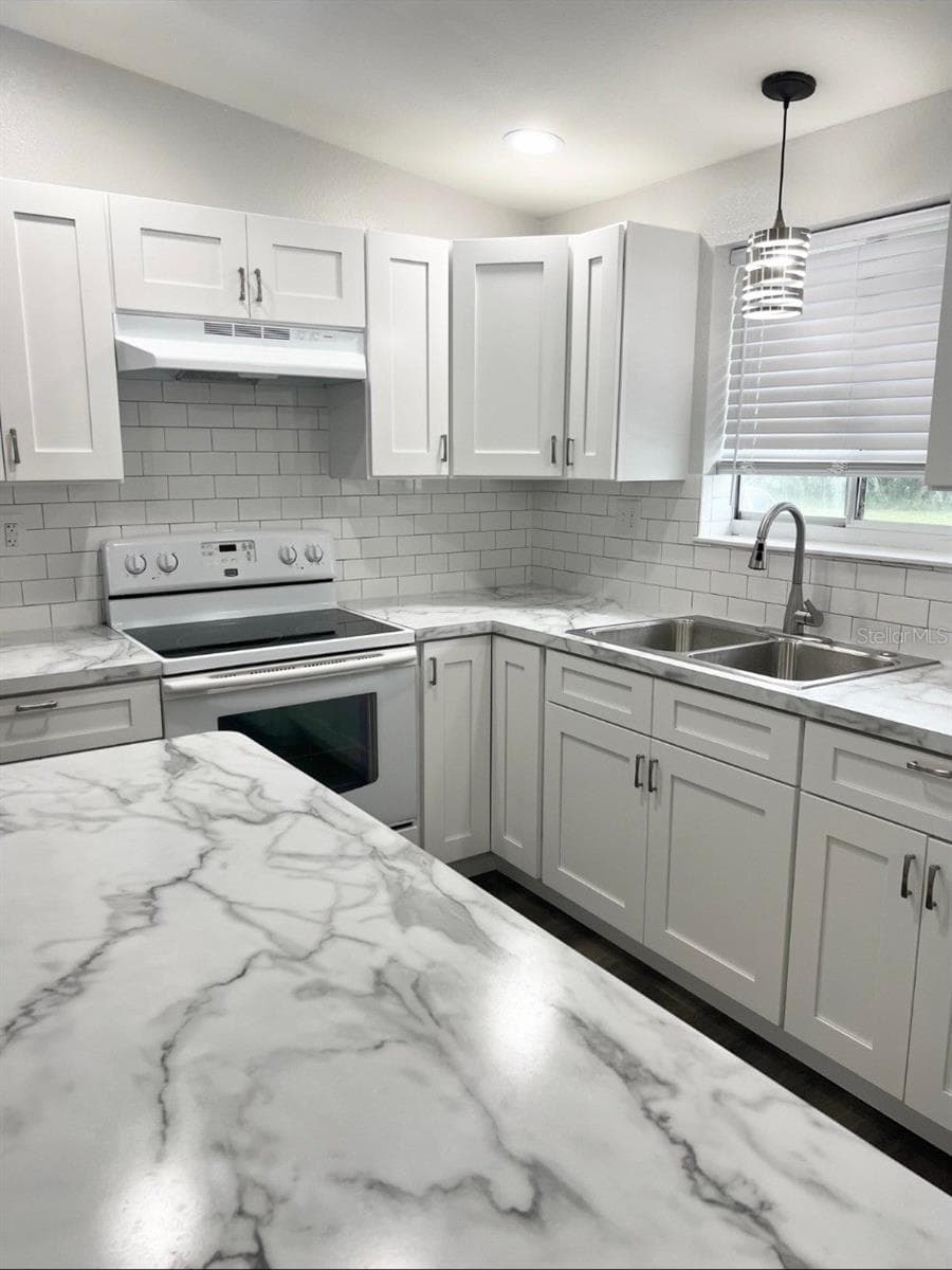 Single Family Residence at 2904 GOLFVIEW DR, WAUCHULA, photo 2 of 13