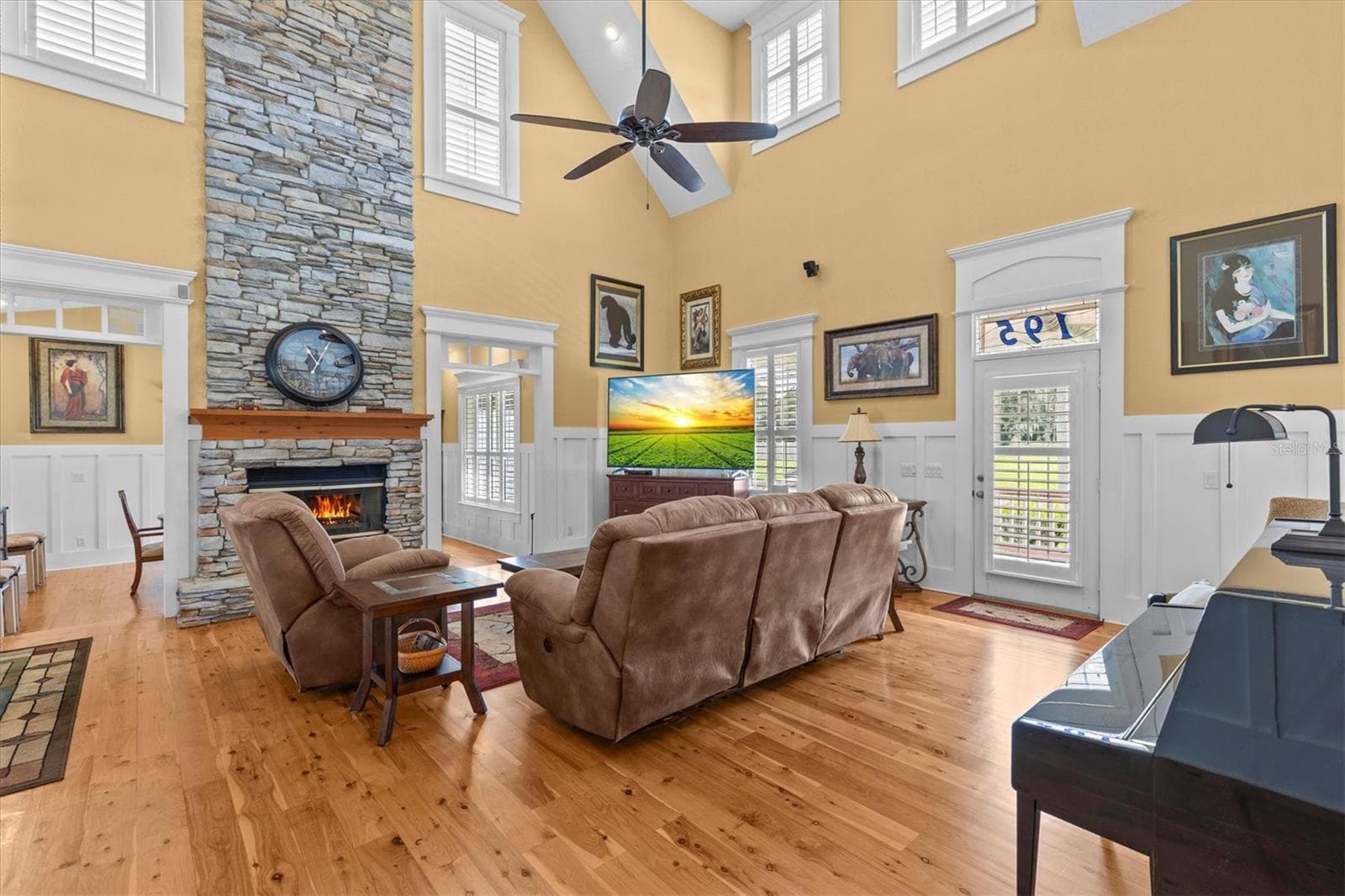 Living Room with Vaulted Ceilings - 195 SPRING LAKE HWY, BROOKSVILLE