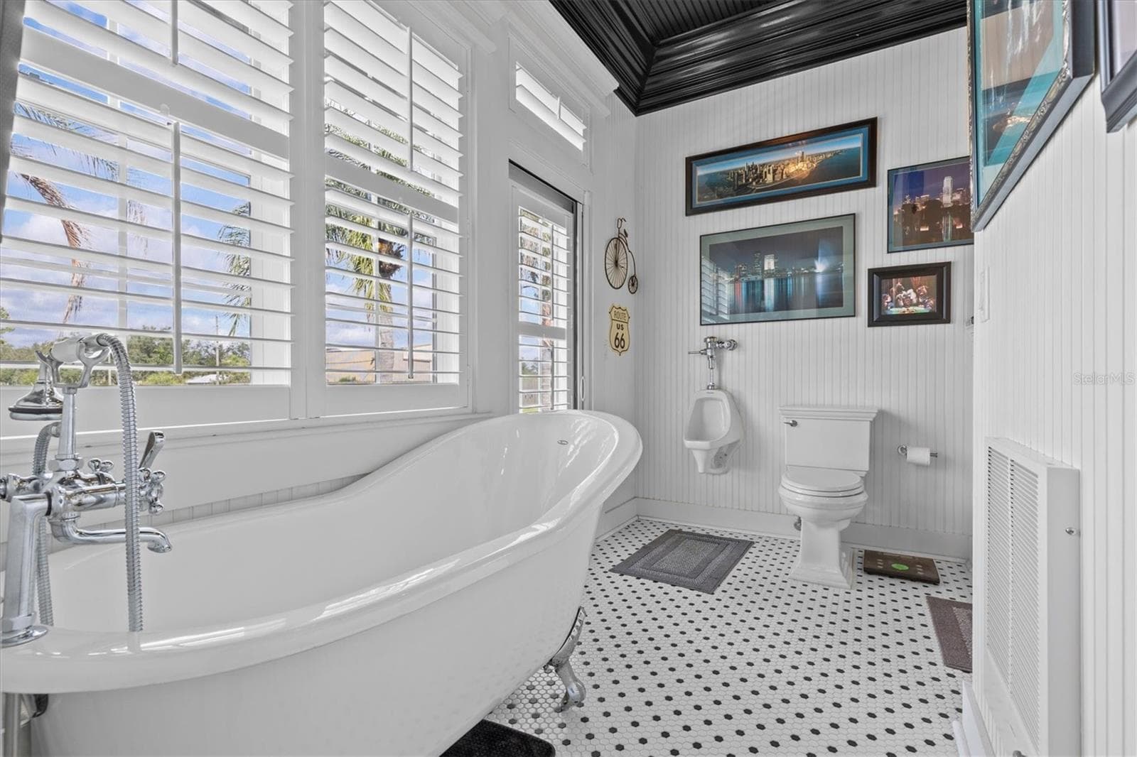 Claw Tub - 195 SPRING LAKE HWY, BROOKSVILLE