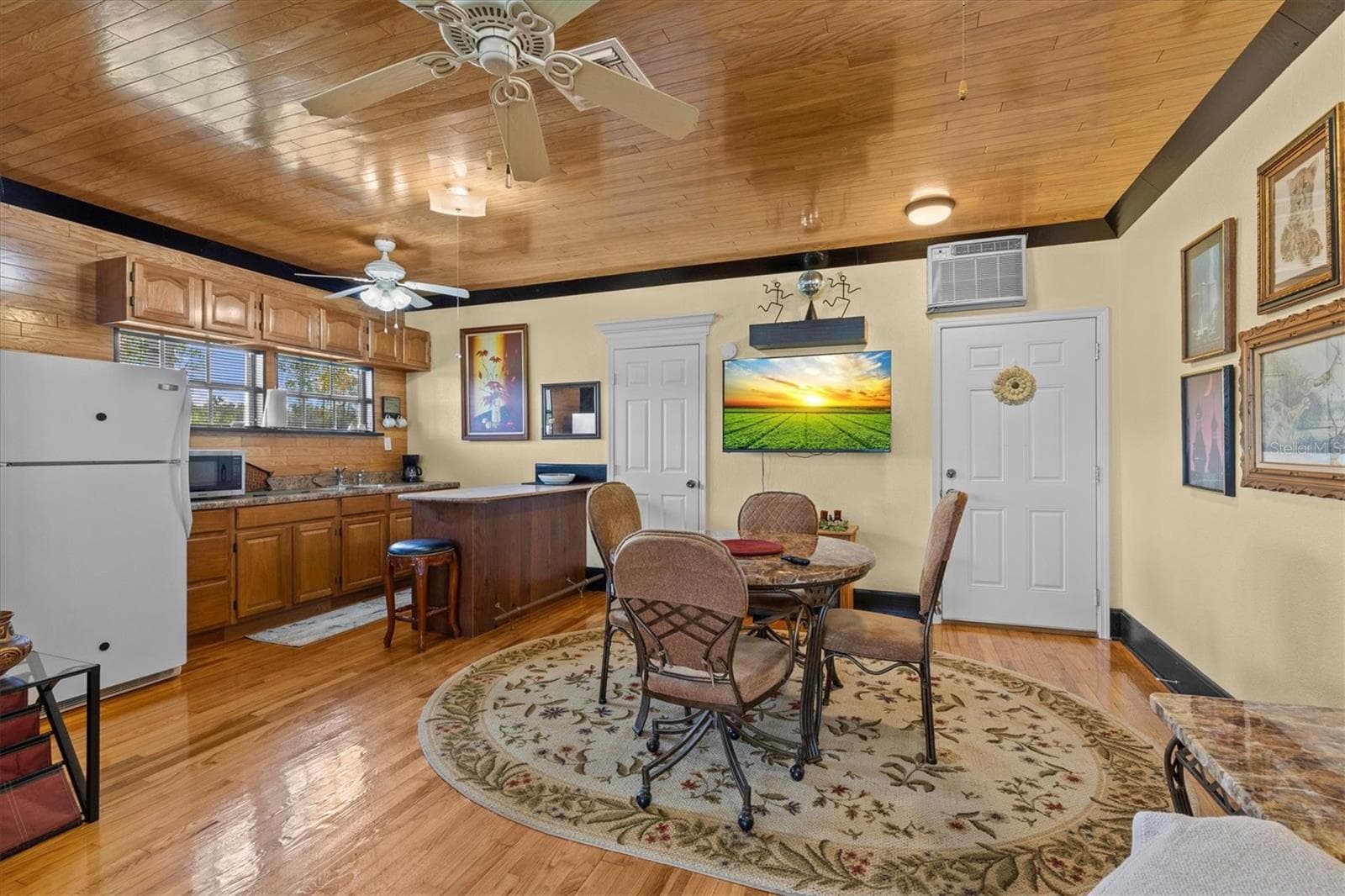 Studio Apartment - Dining Area - 195 SPRING LAKE HWY, BROOKSVILLE