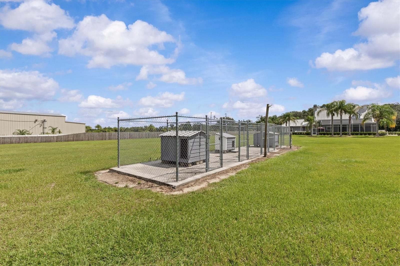 Dog kennels - 195 SPRING LAKE HWY, BROOKSVILLE