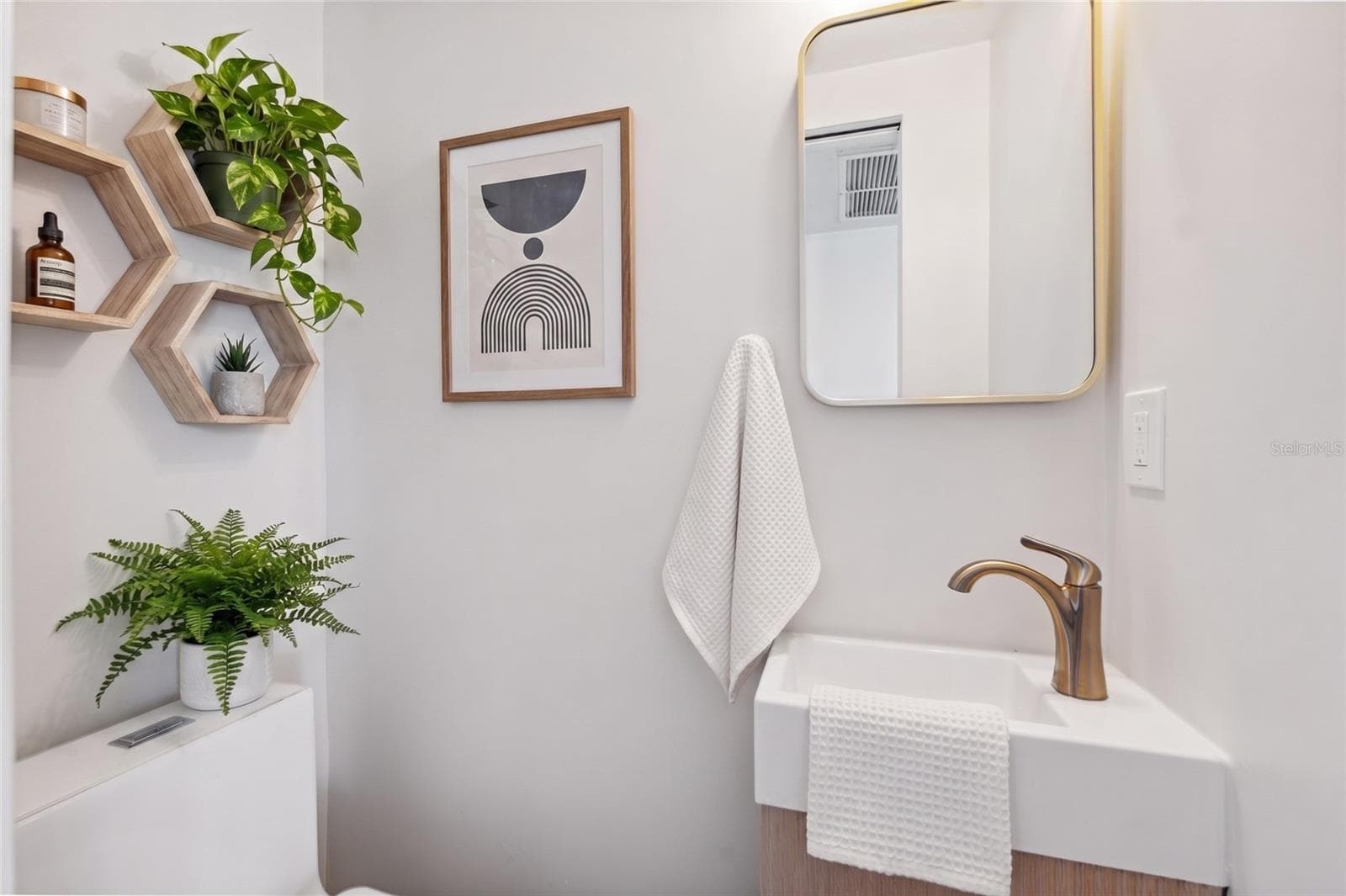 half bathroom - 108 5TH ST, BELLEAIR BEACH