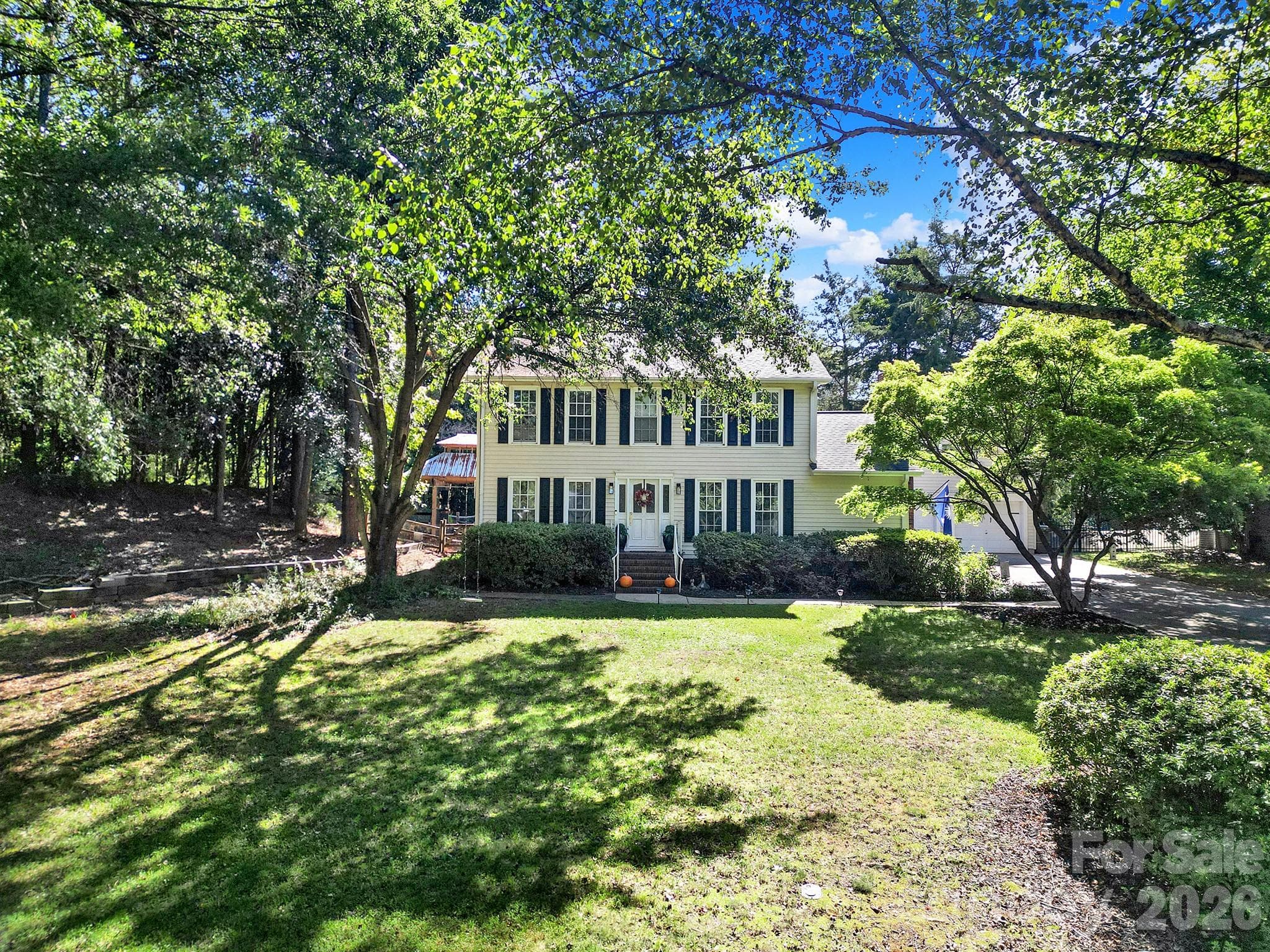 Single Family Residence at 1219 Honeybee Trail, Fort Mill, photo 2 of 37