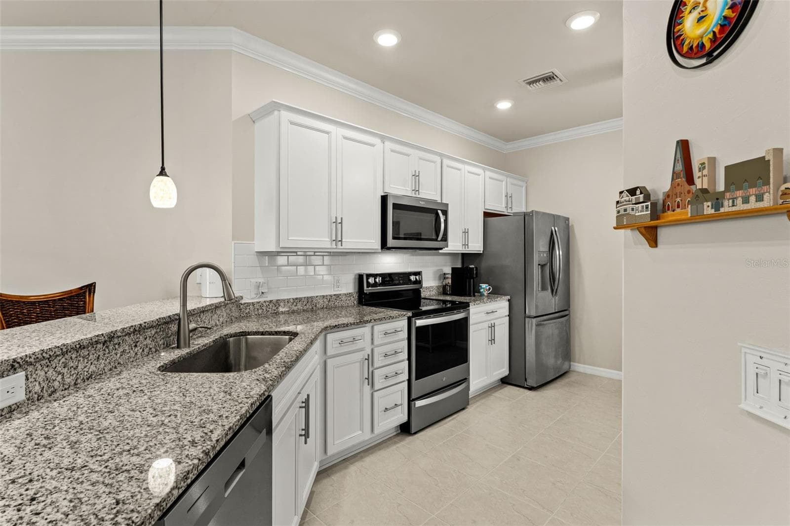Granite counters - single bowl sink - 18831 LANUVIO ST, VENICE