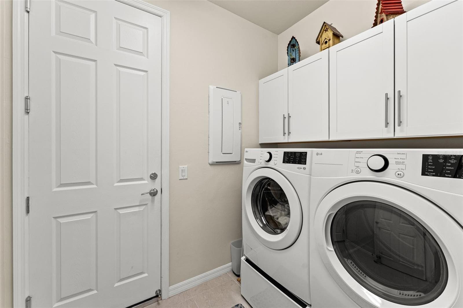 Laundry room with door to garage - 18831 LANUVIO ST, VENICE