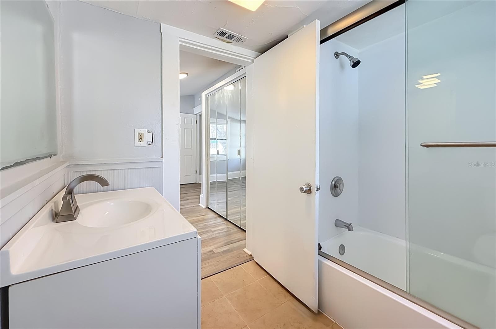Primary bedroom's  private bath with shower and tub - 509 27TH AVE S, ST PETERSBURG