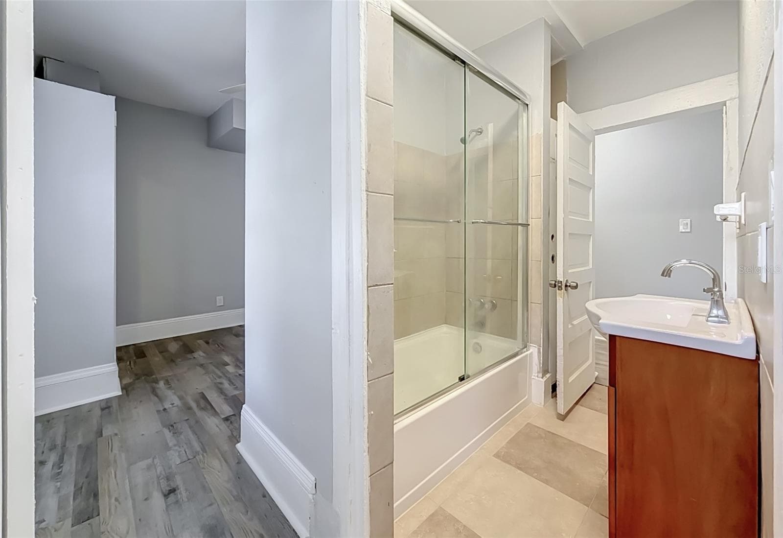 Jack and Jill Hall bath - shared hall bath with bedrooms 2 and 3 - 509 27TH AVE S, ST PETERSBURG