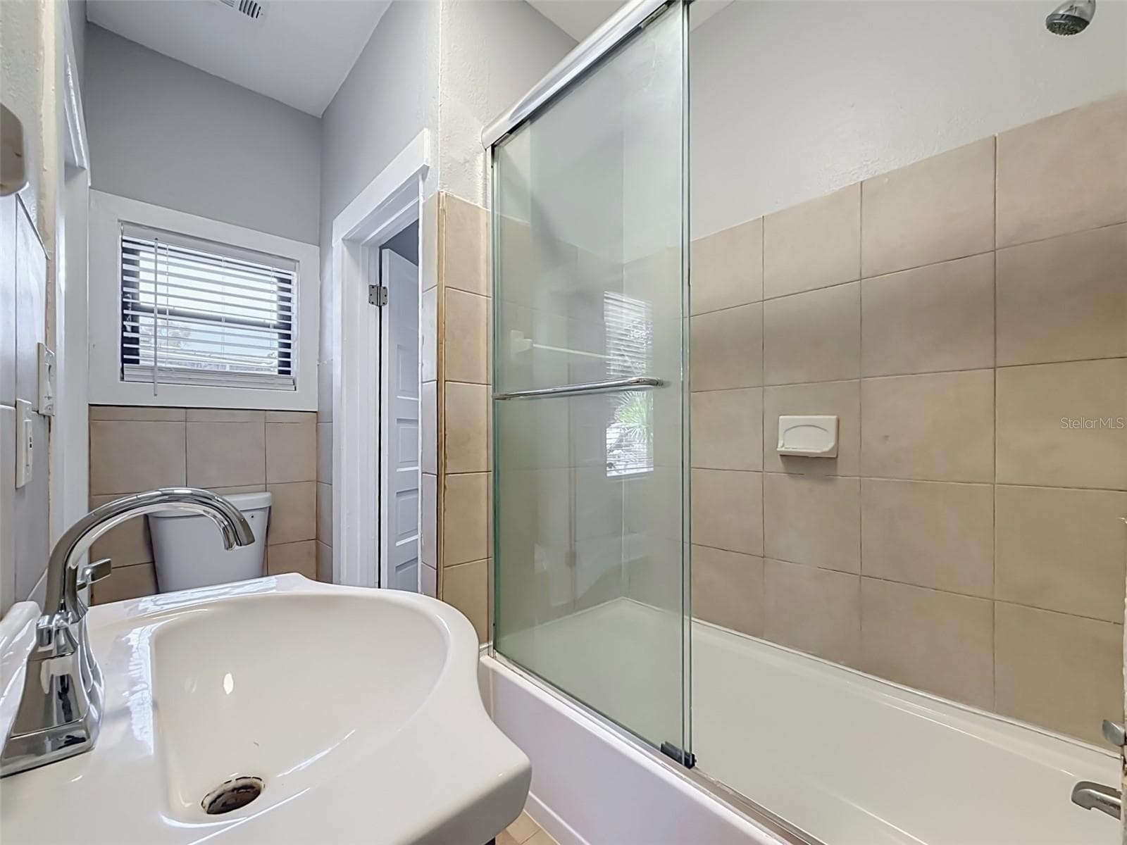 Jack and Jill Hall bath - shared hall bath with bedrooms 2 and 3 - 509 27TH AVE S, ST PETERSBURG