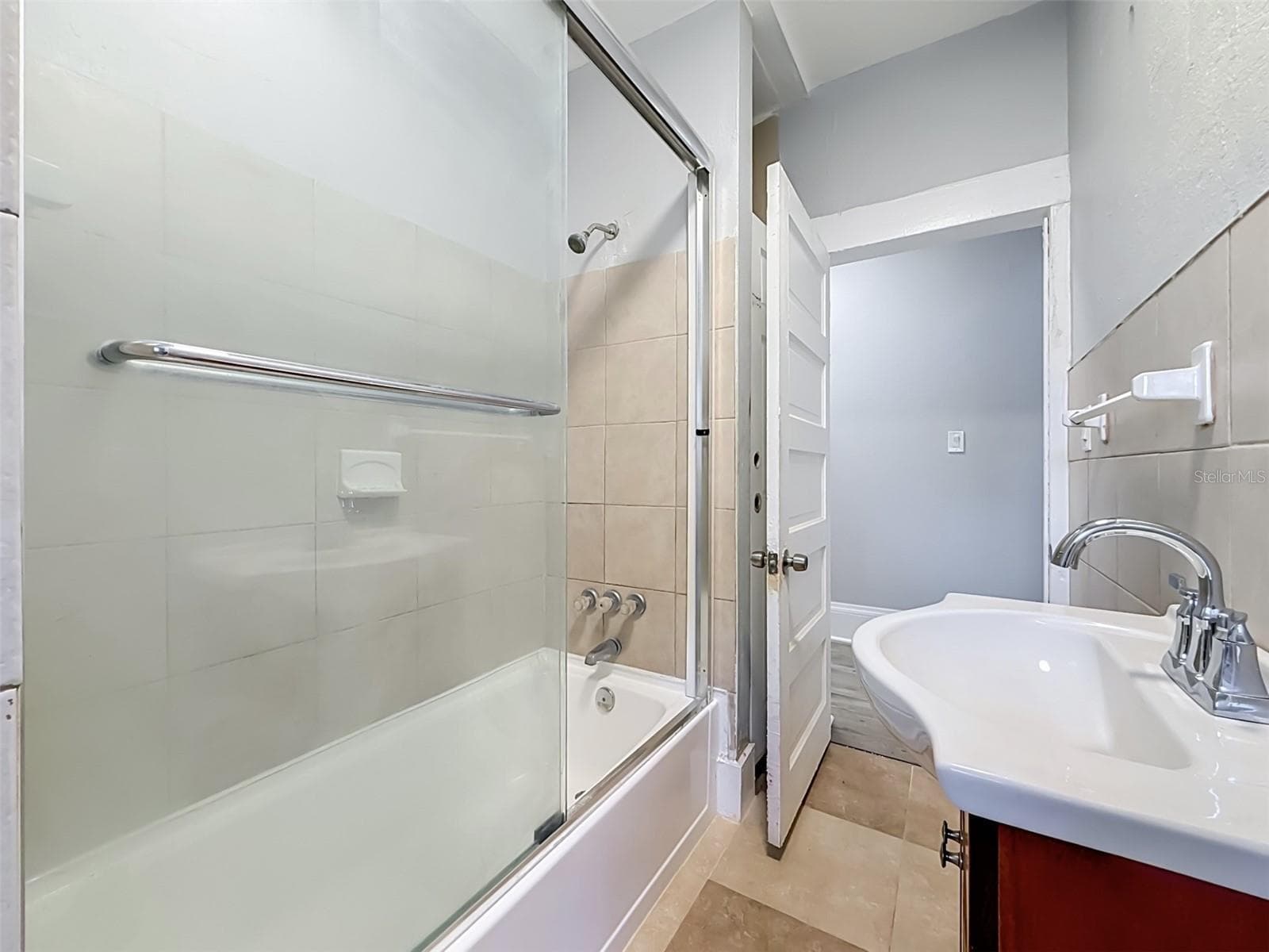 Jack and Jill Hall bath - shared hall bath with bedrooms 2 and 3 - 509 27TH AVE S, ST PETERSBURG