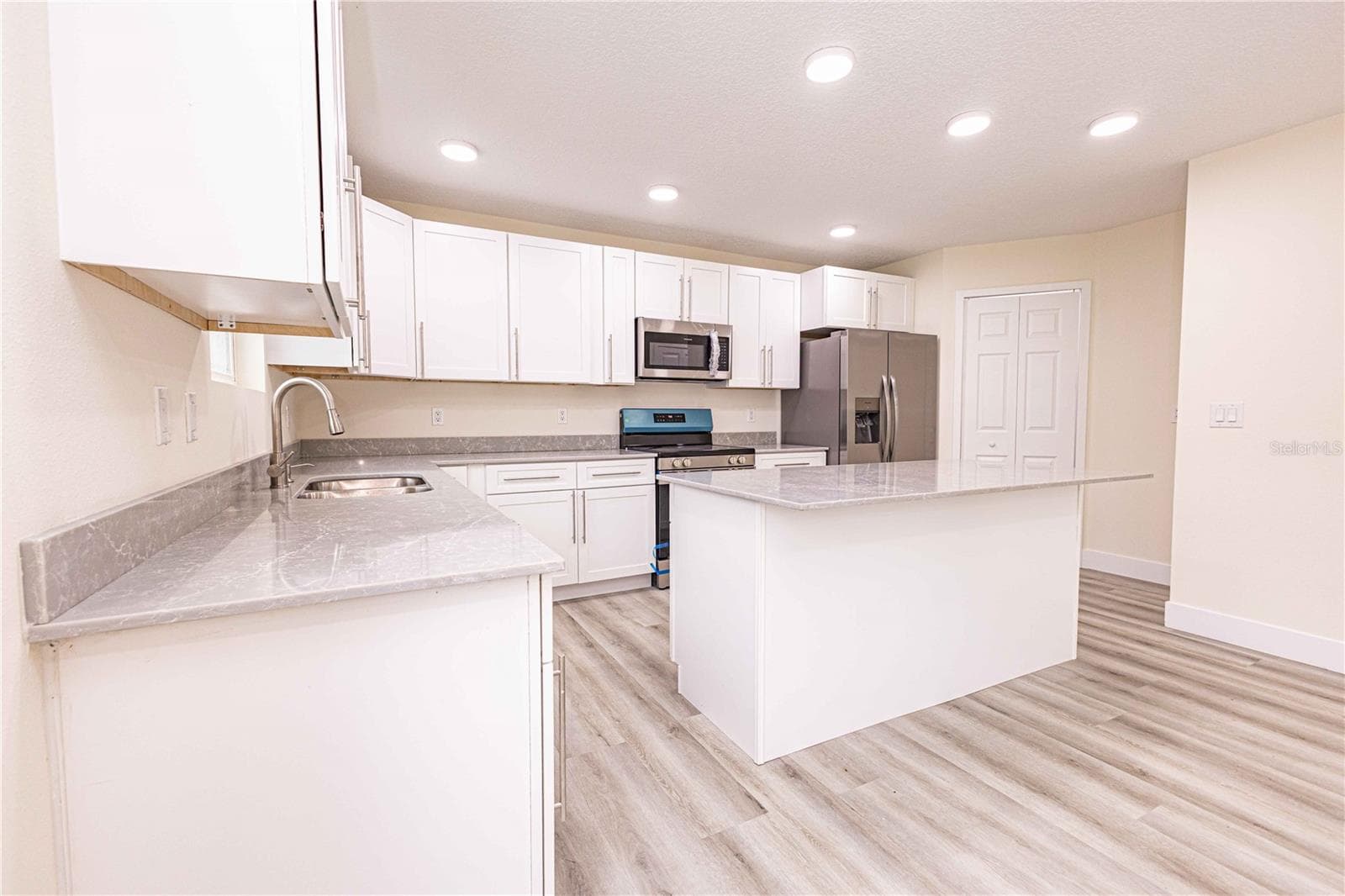 Single Family Residence at 2399 CR 423, LAKE PANASOFFKEE, photo 7 of 21