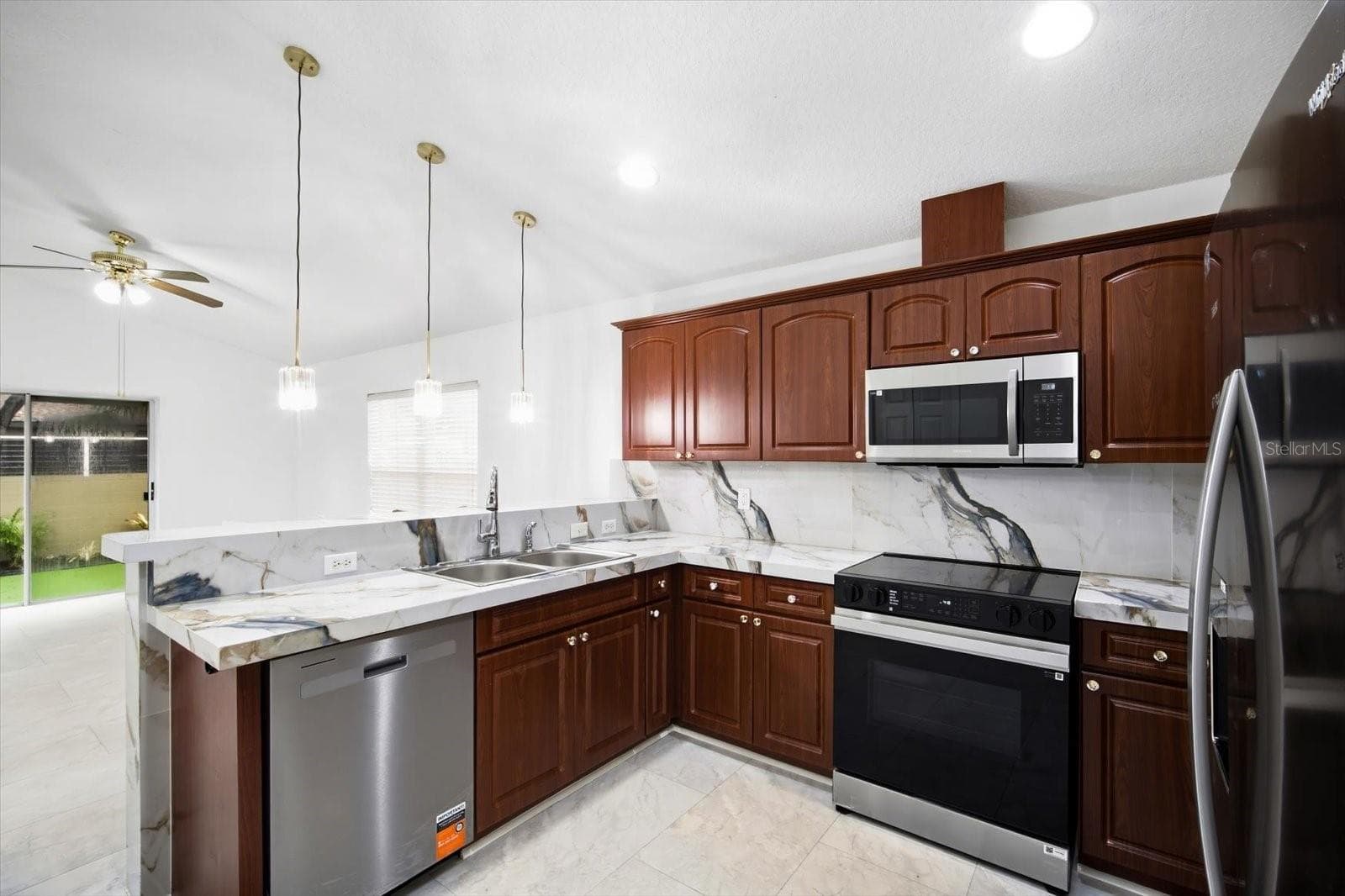 Kitchen overlooking the Family room - 3005 W CHESTNUT ST, TAMPA