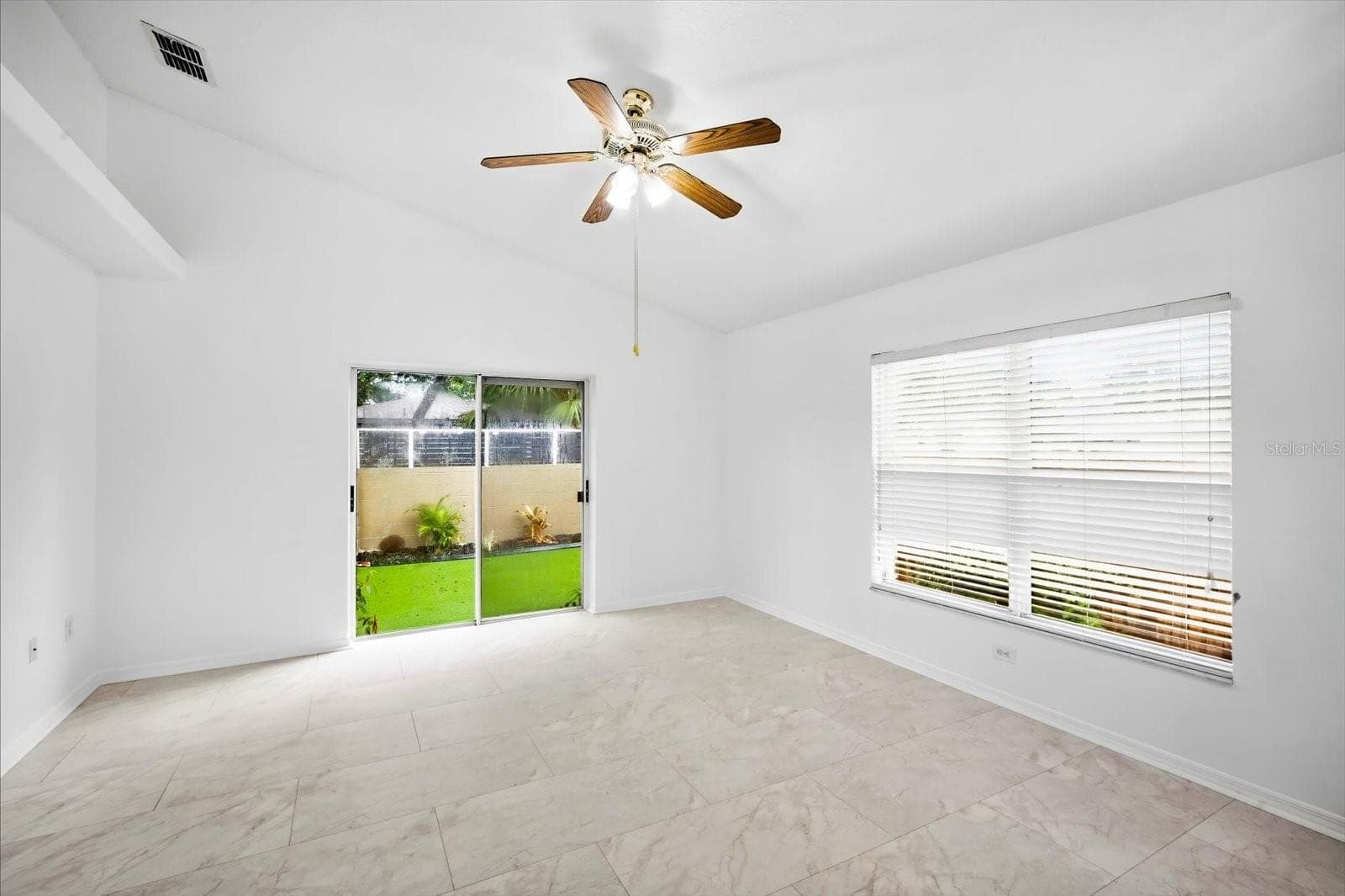 Family room view from the kitchen - 3005 W CHESTNUT ST, TAMPA