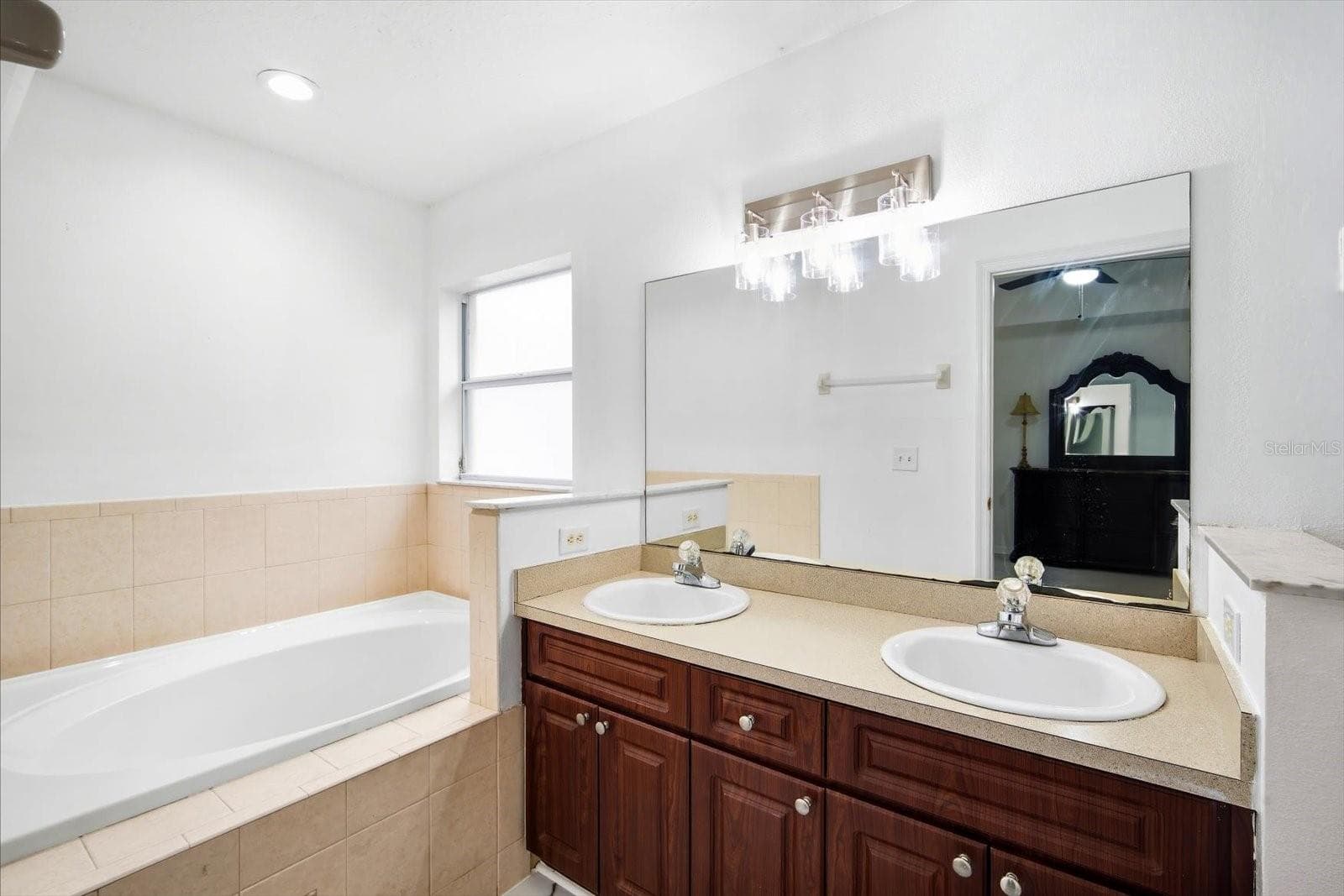 Primary en-suite bathroom alternative view - 3005 W CHESTNUT ST, TAMPA