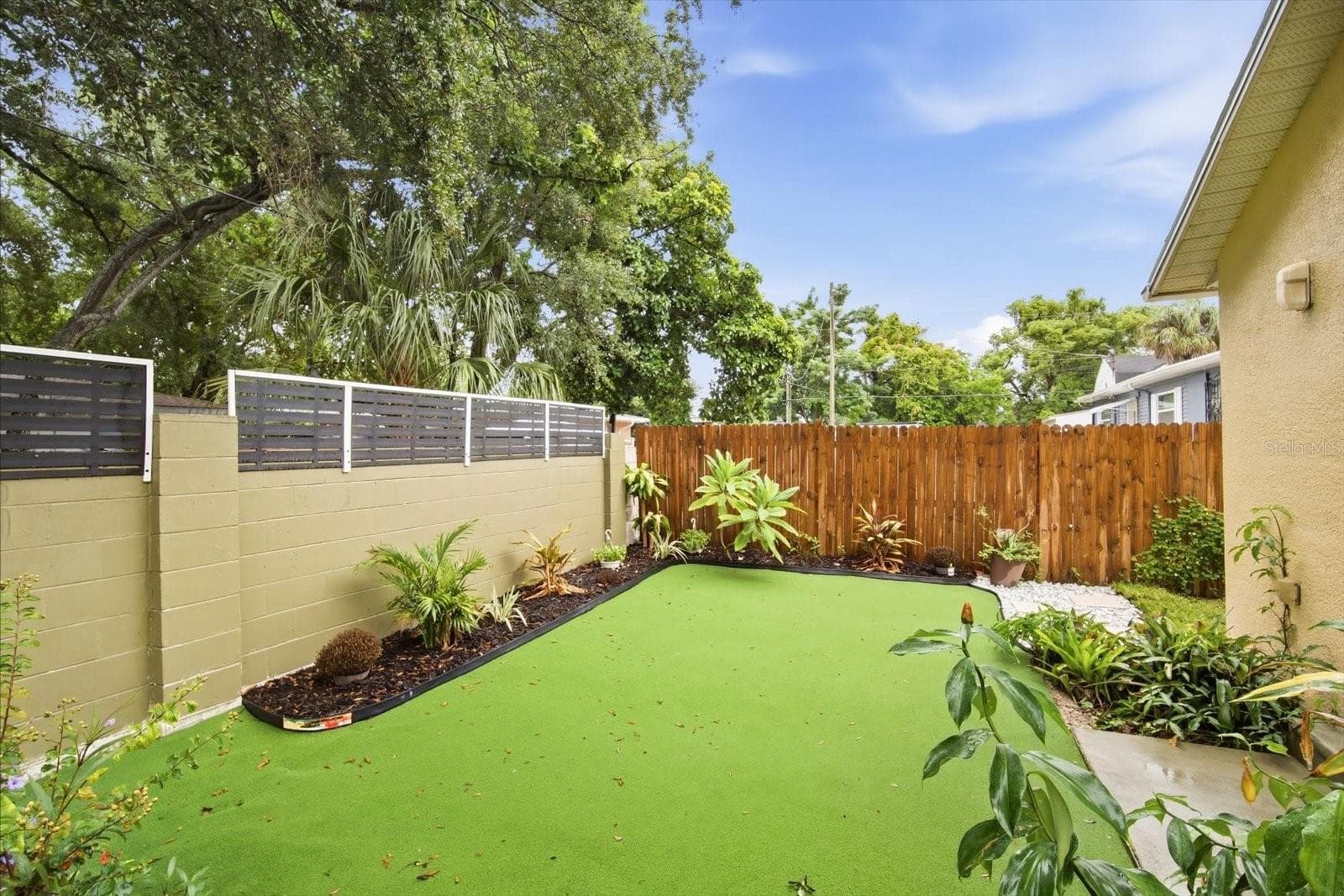 Fenced backyard with new turf - 3005 W CHESTNUT ST, TAMPA