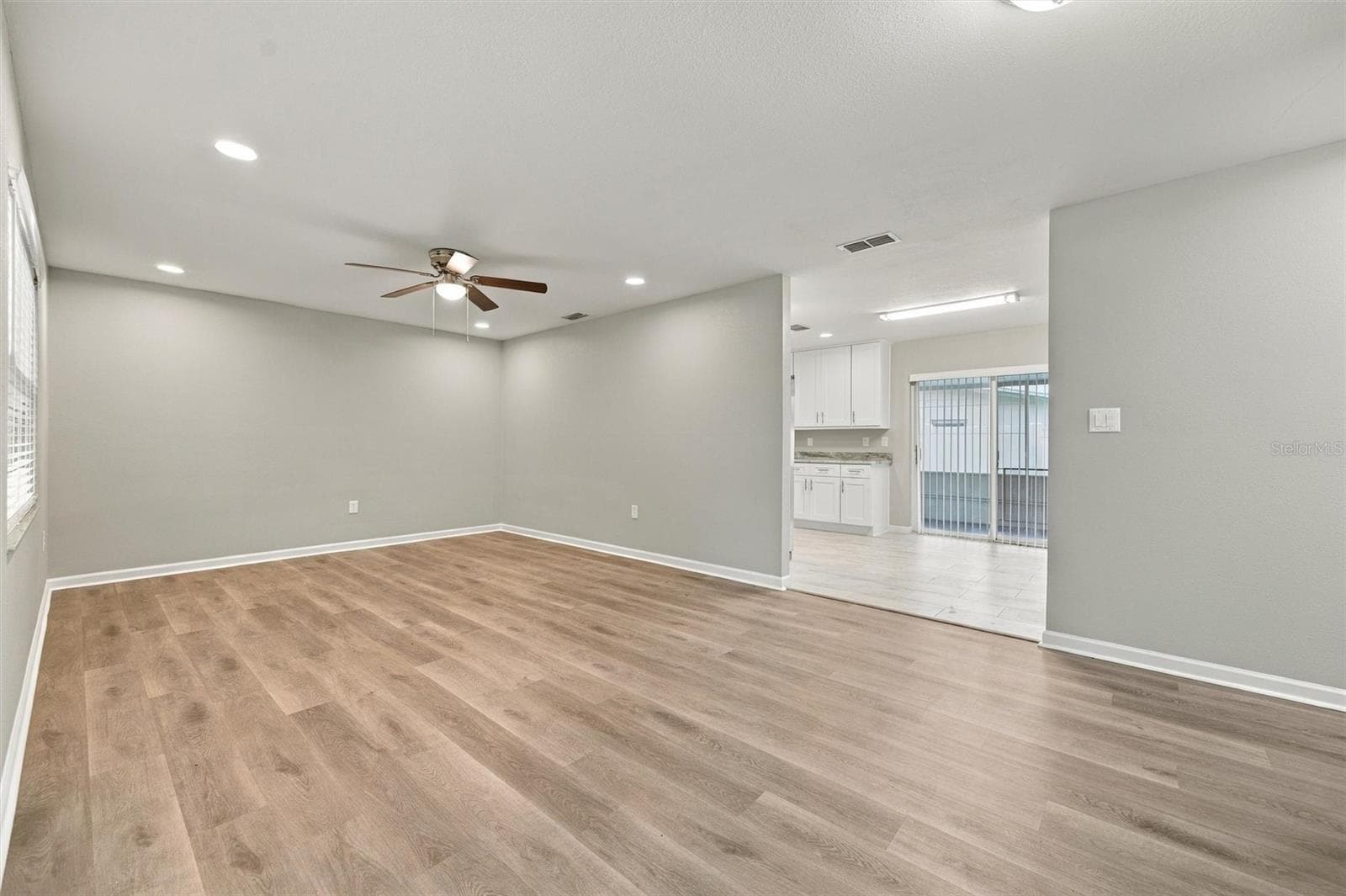 Single Family Residence at 3205 DUNBAR DR, SARASOTA, photo 4 of 41
