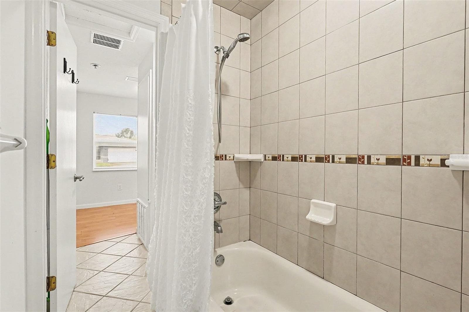 Mother-in-law Suite tub/shower - 2700 RAINTREE LAKE CIR, MERRITT ISLAND