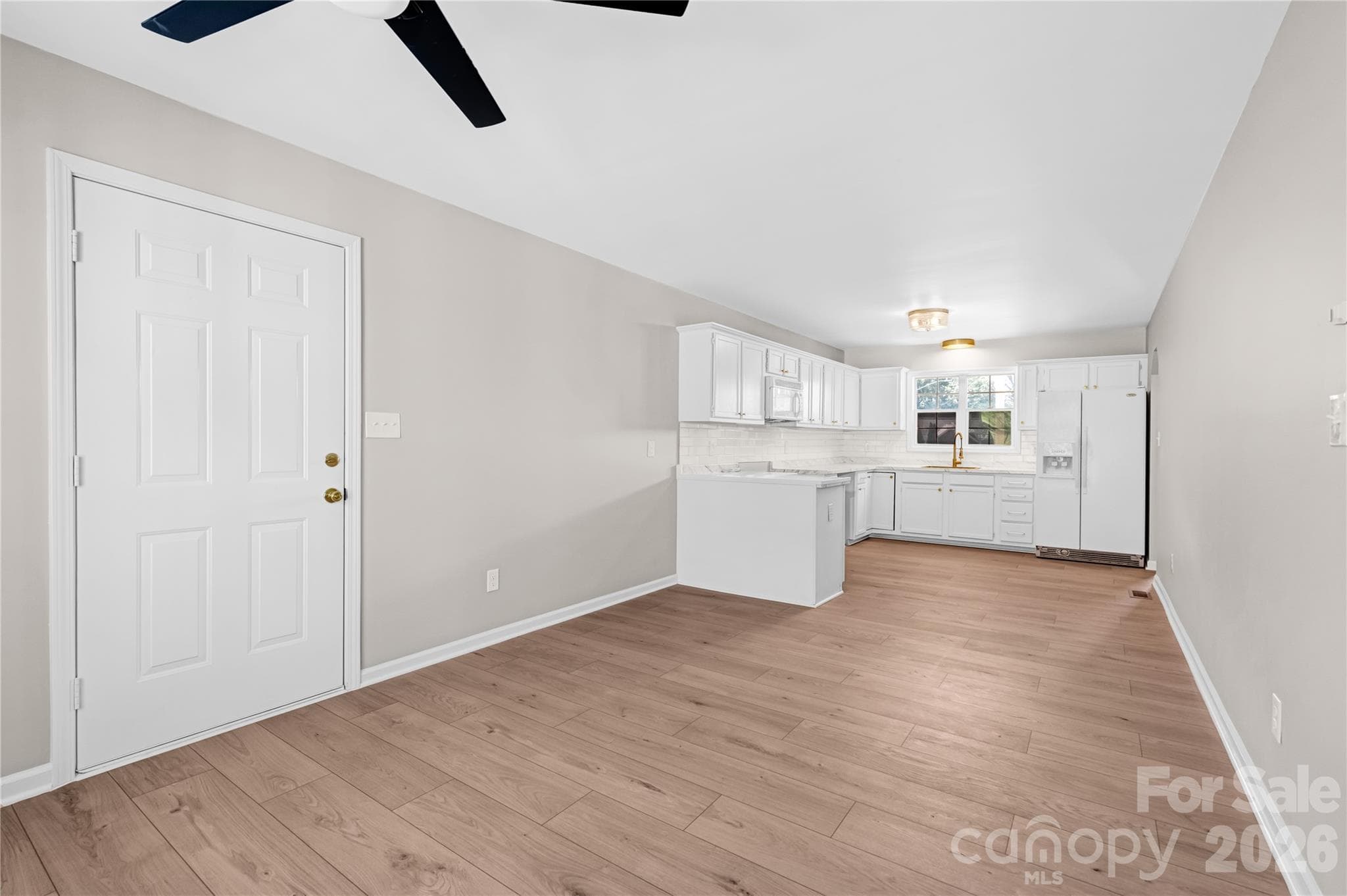 KITCHEN 1.22 MM CLAIR OAK ,NEW CEILING FAN AND LIGHT FIXTURES - 2065 Gary Lane, Hickory
