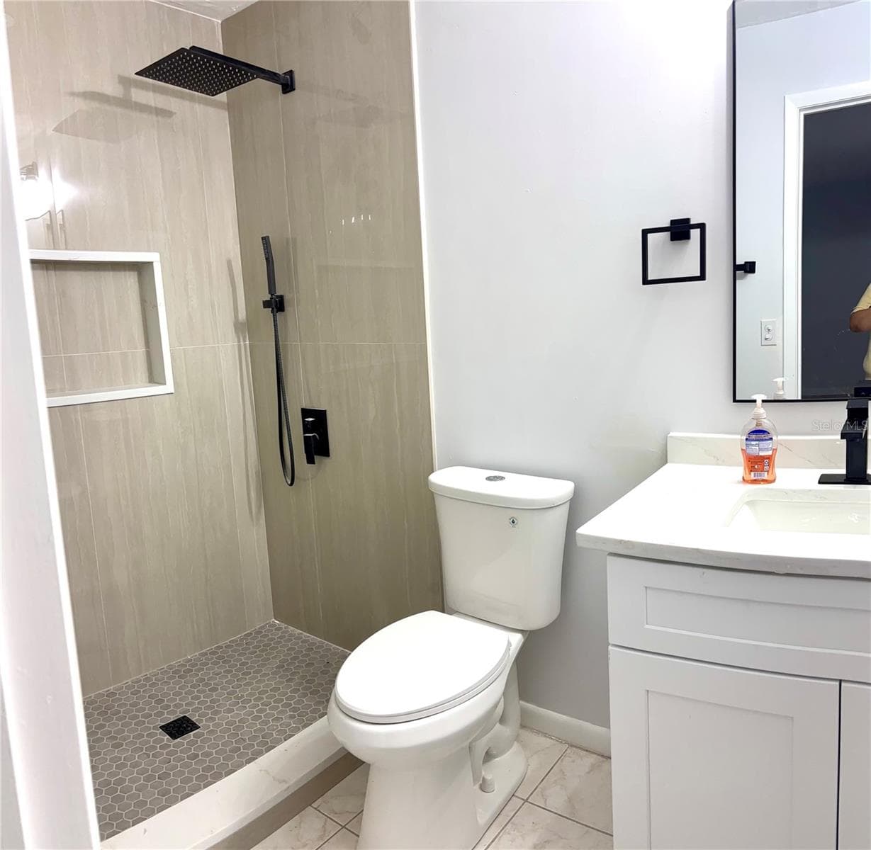 master bathroom - 235 S LEE ST, BEVERLY HILLS