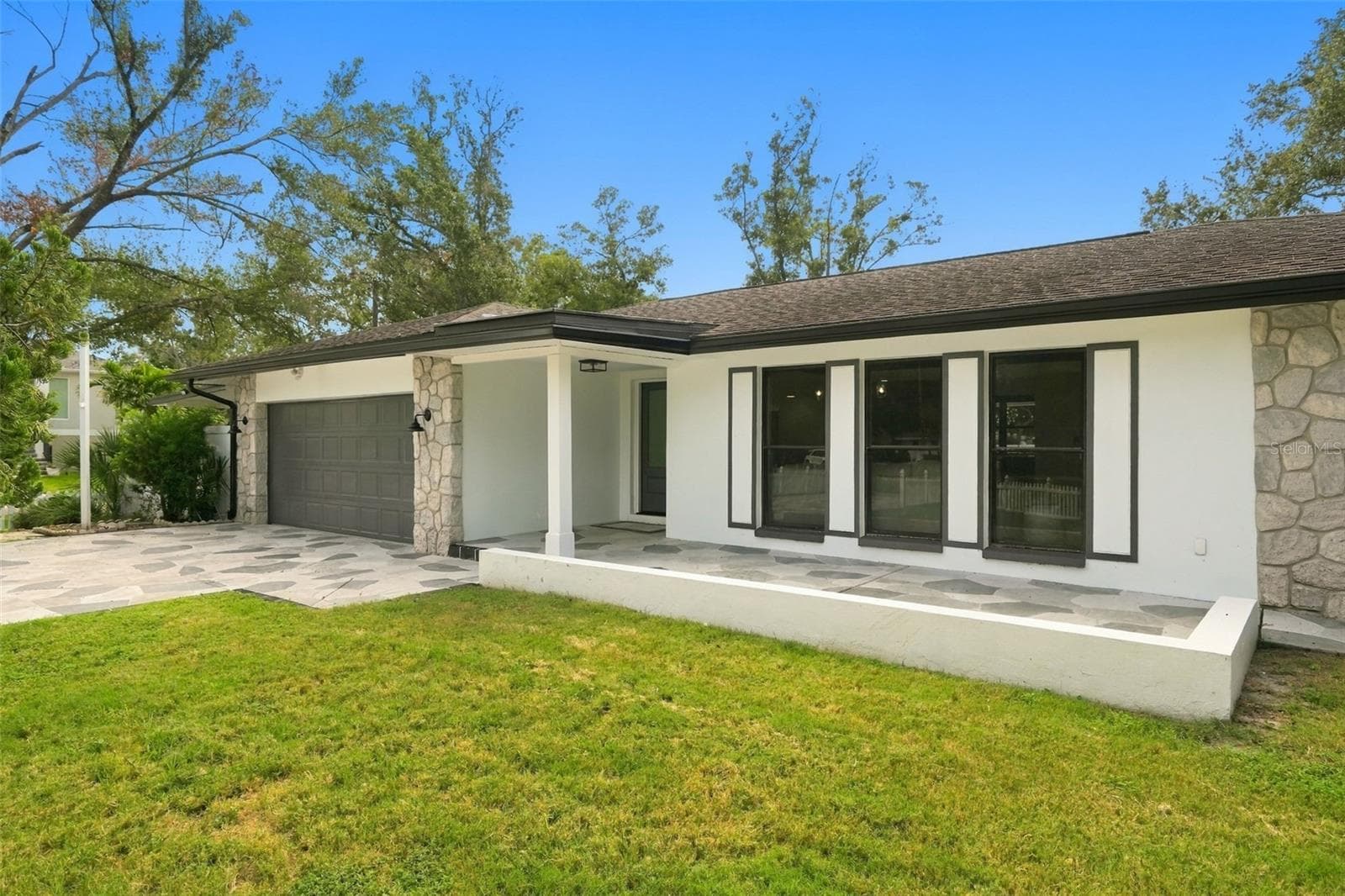 Large front porch - 330 PATICA RD NE, ST PETERSBURG