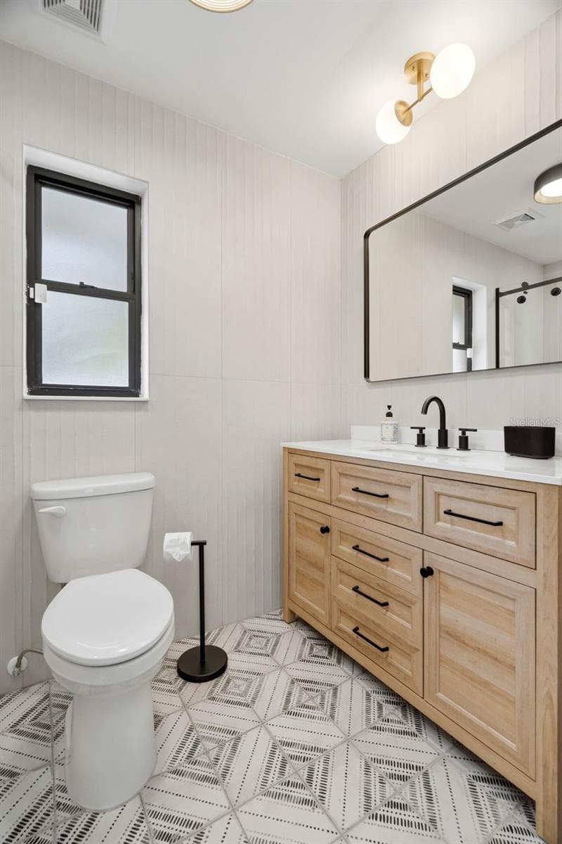 Primary Ensuite Bath with gorgeous tile and vanity - 330 PATICA RD NE, ST PETERSBURG
