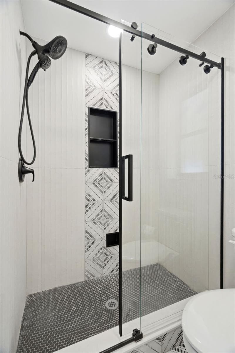Primary Walk-in Shower - 330 PATICA RD NE, ST PETERSBURG