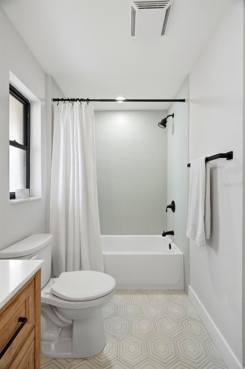 Guest Bathroom - 330 PATICA RD NE, ST PETERSBURG