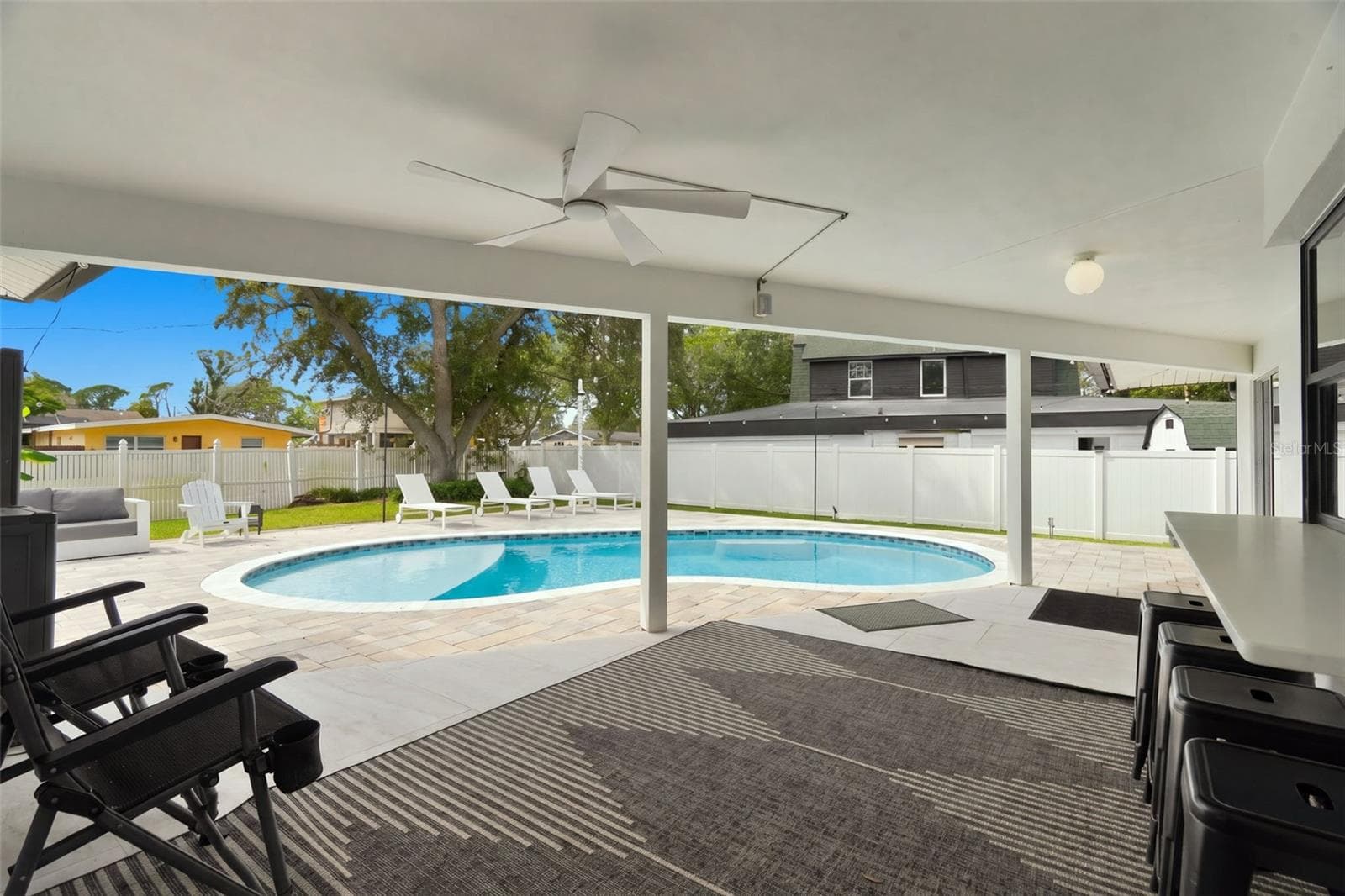Fabulous covered back patio, pavered pool deck and new pool - 330 PATICA RD NE, ST PETERSBURG