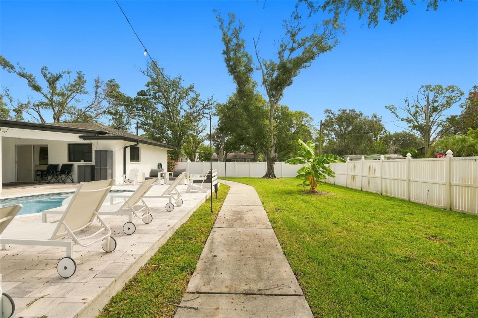 Walkway and large grassy backyard to enjoy - 330 PATICA RD NE, ST PETERSBURG