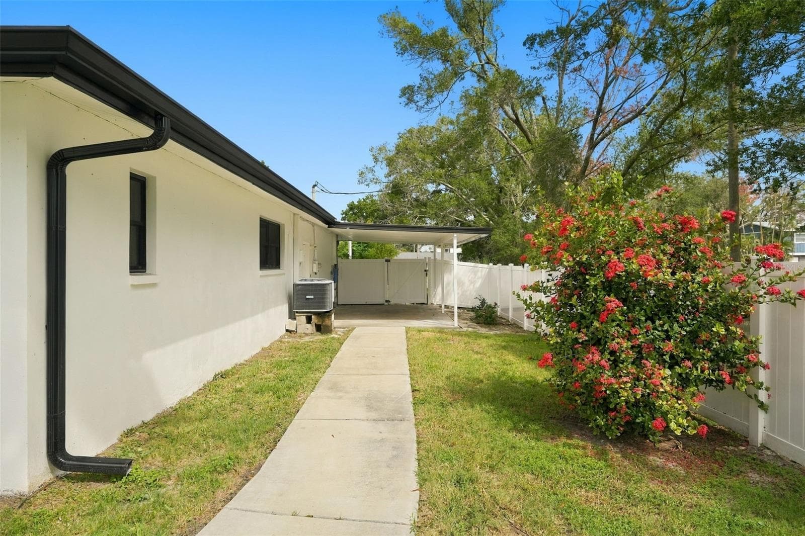 Walkway to bonus carport area - 330 PATICA RD NE, ST PETERSBURG