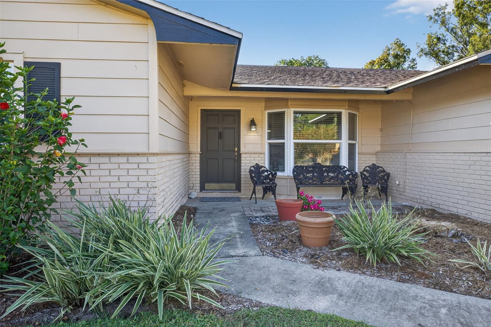 Single Family Residence at 1004 MANDALAY DR, BRANDON, photo 9 of 32