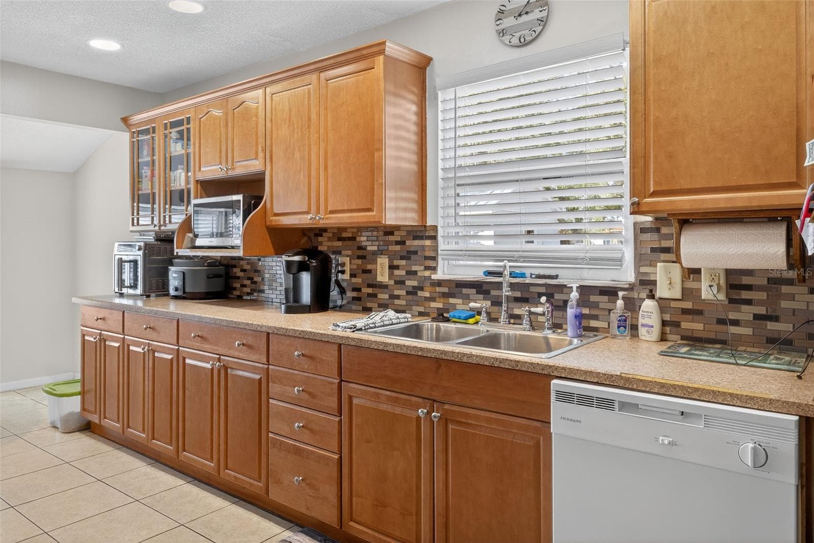 Single Family Residence at 1004 MANDALAY DR, BRANDON, photo 16 of 32