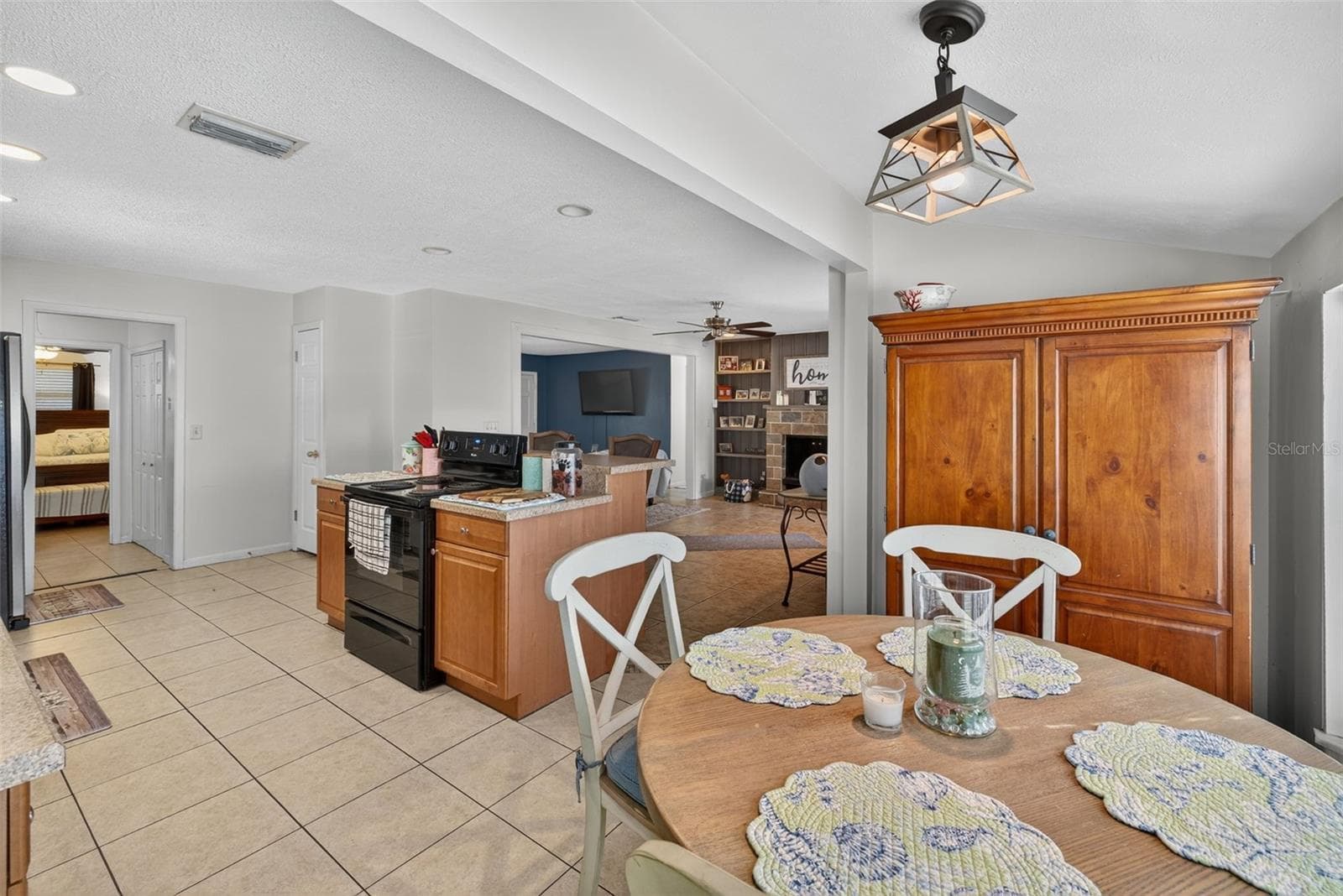 Single Family Residence at 1004 MANDALAY DR, BRANDON, photo 17 of 32