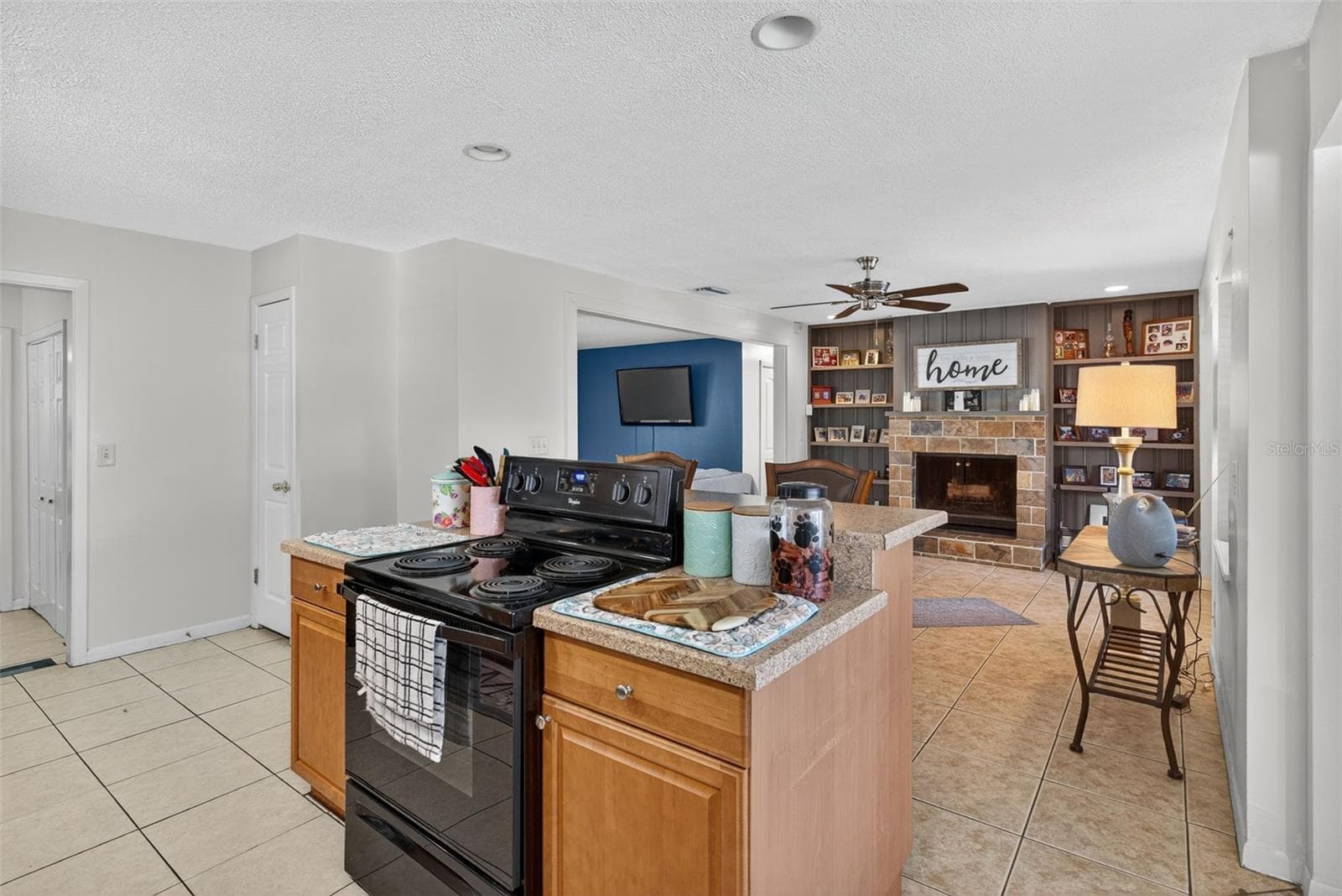 Single Family Residence at 1004 MANDALAY DR, BRANDON, photo 19 of 32