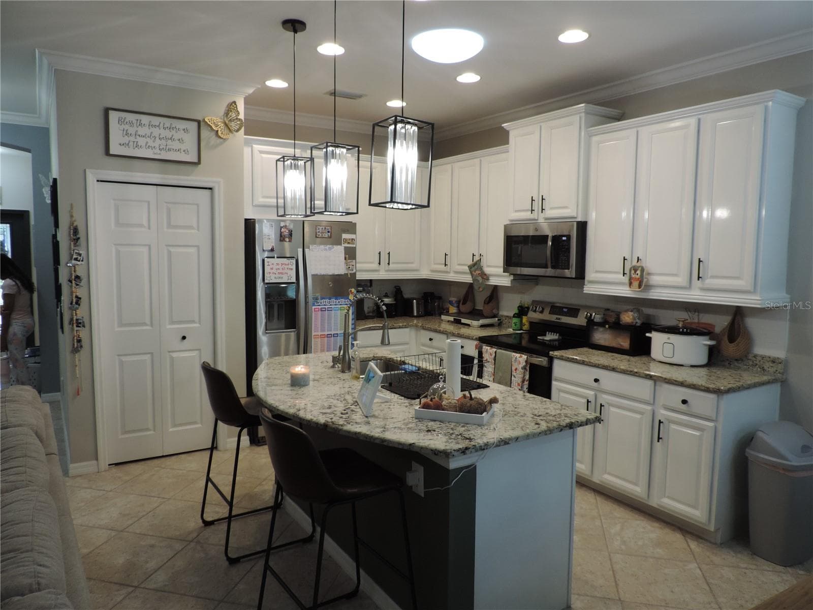 Large kitchen with center island - 5070 LAYTON DR, VENICE