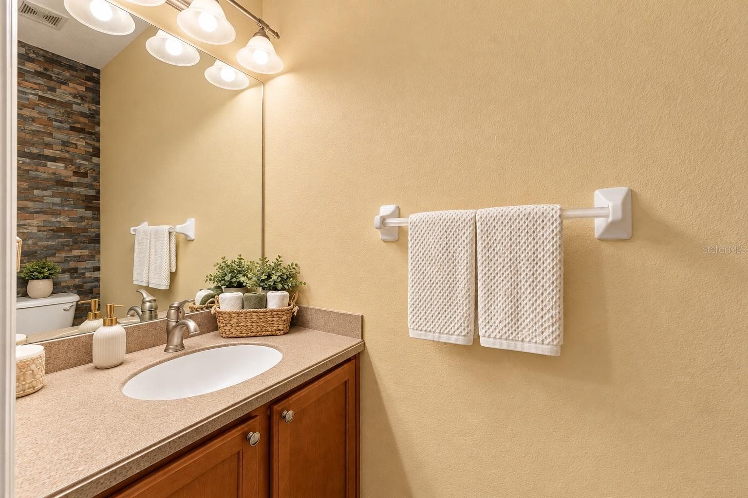 Guest bathroom #2 - 1486 ALAMEDA DR, SPRING HILL