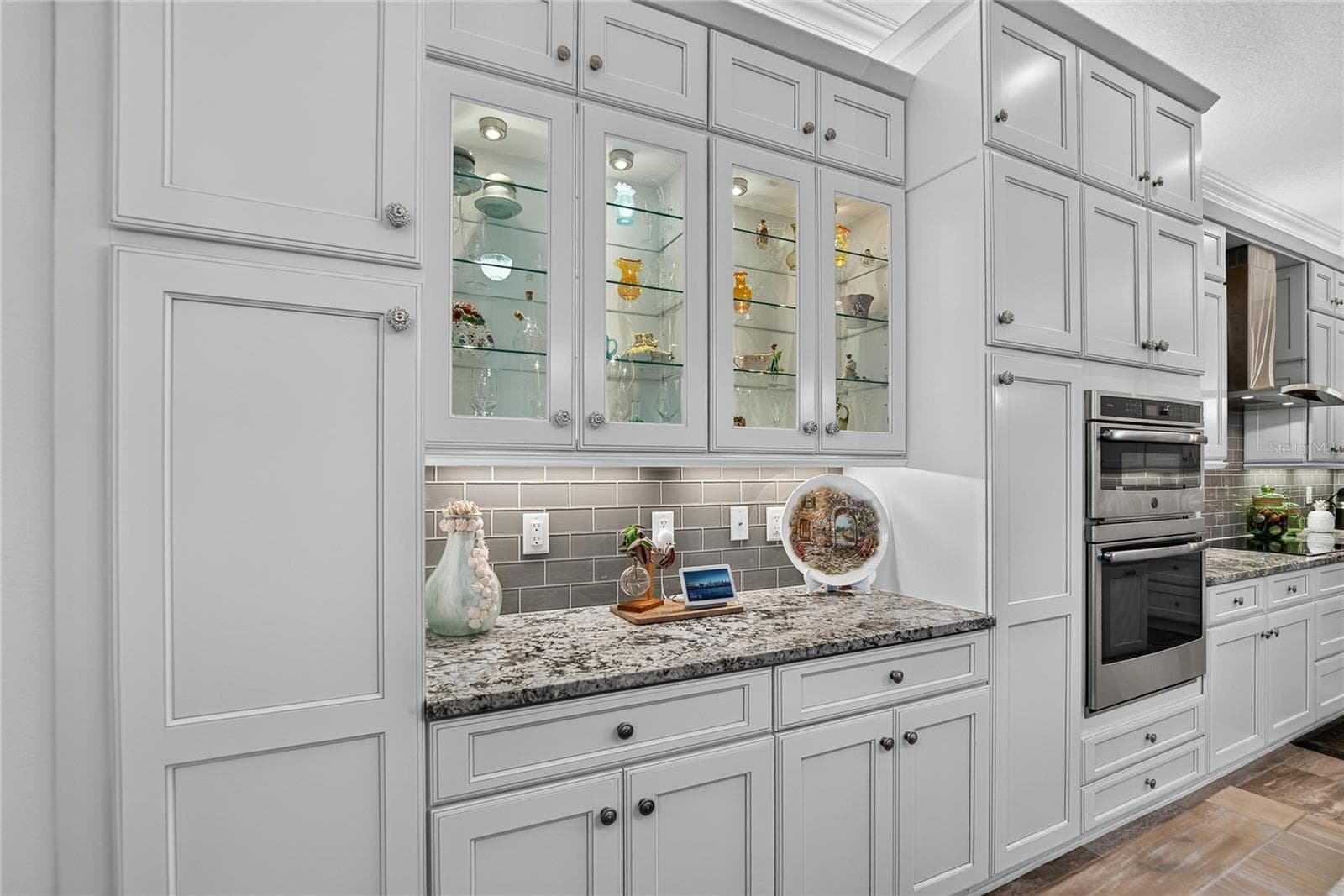 Upgraded Kitchen Cabinetry w/Pullout Drawers - 5002 EMERALD ISLE DR, WIMAUMA