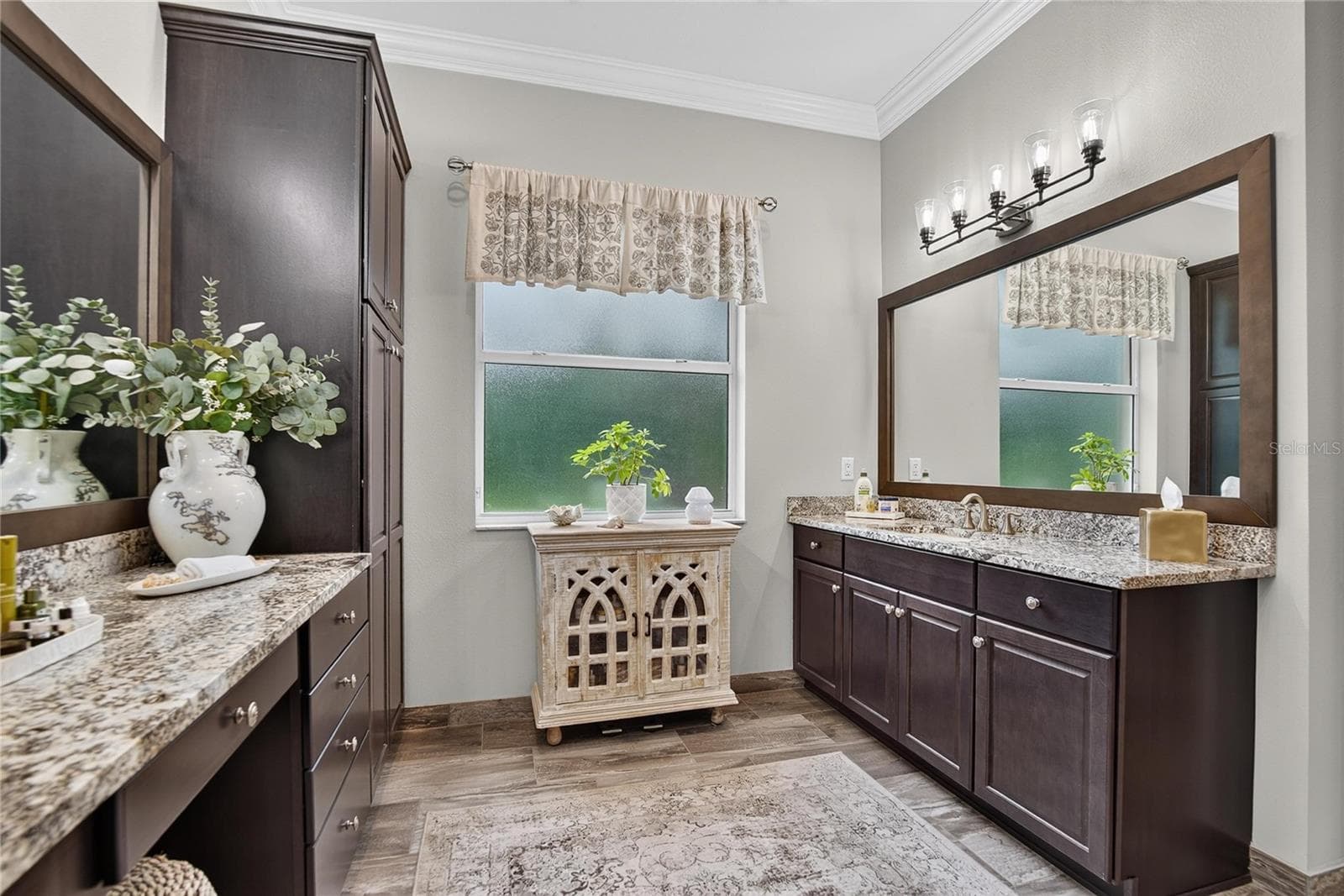 Primary En-suite Bathroom w/Framed Mirrors & Crown Molding - 5002 EMERALD ISLE DR, WIMAUMA