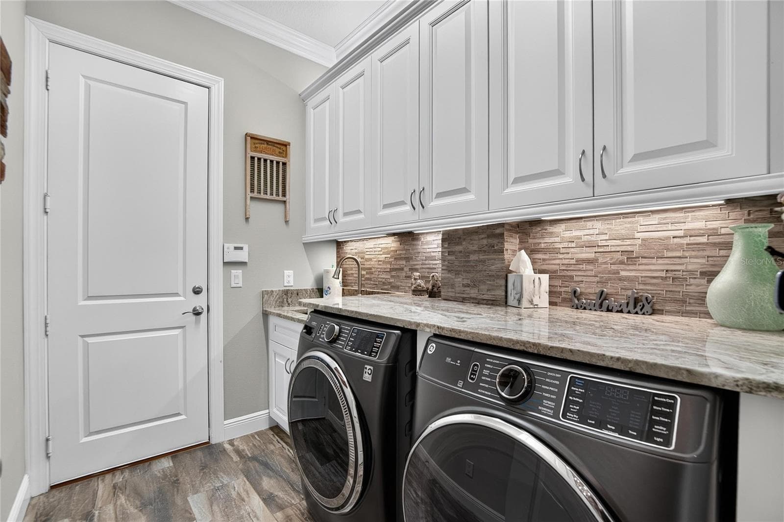 Interior Laundry Room w/Upgraded Cabinetry & Granite Countertops - 5002 EMERALD ISLE DR, WIMAUMA