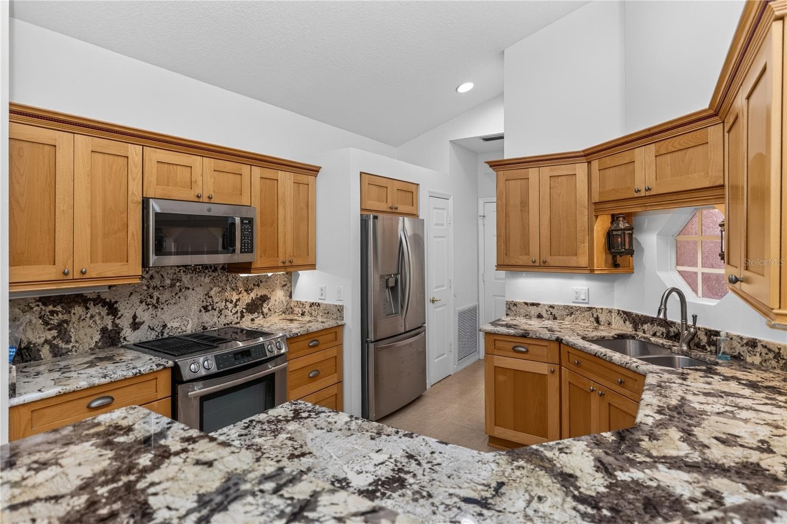 Single Family Residence at 8023 SAINT ANDREWS WAY, MOUNT DORA, photo 10 of 34