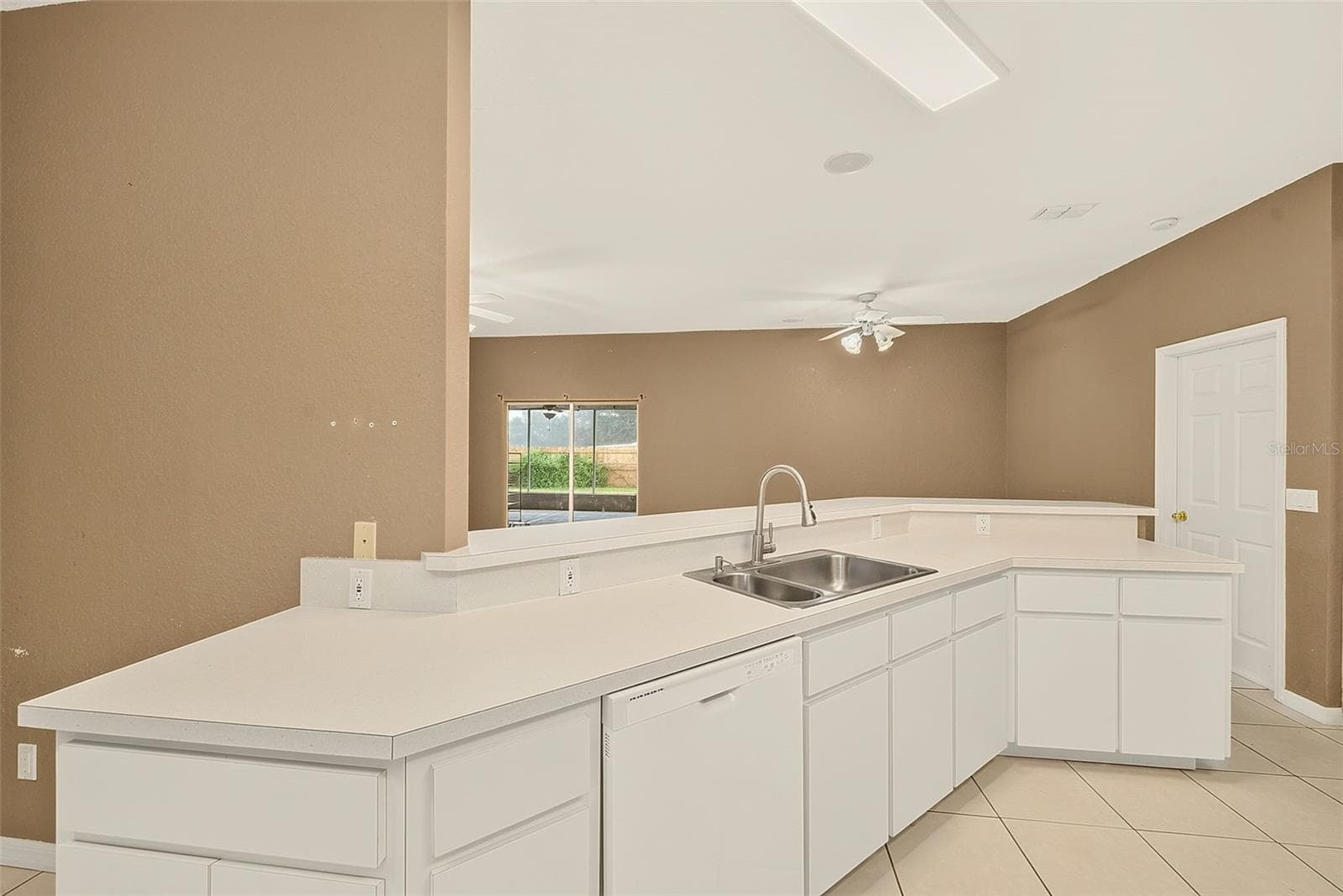 Single Family Residence at 209 WHITE CLIFF BLVD, AUBURNDALE, photo 12 of 61