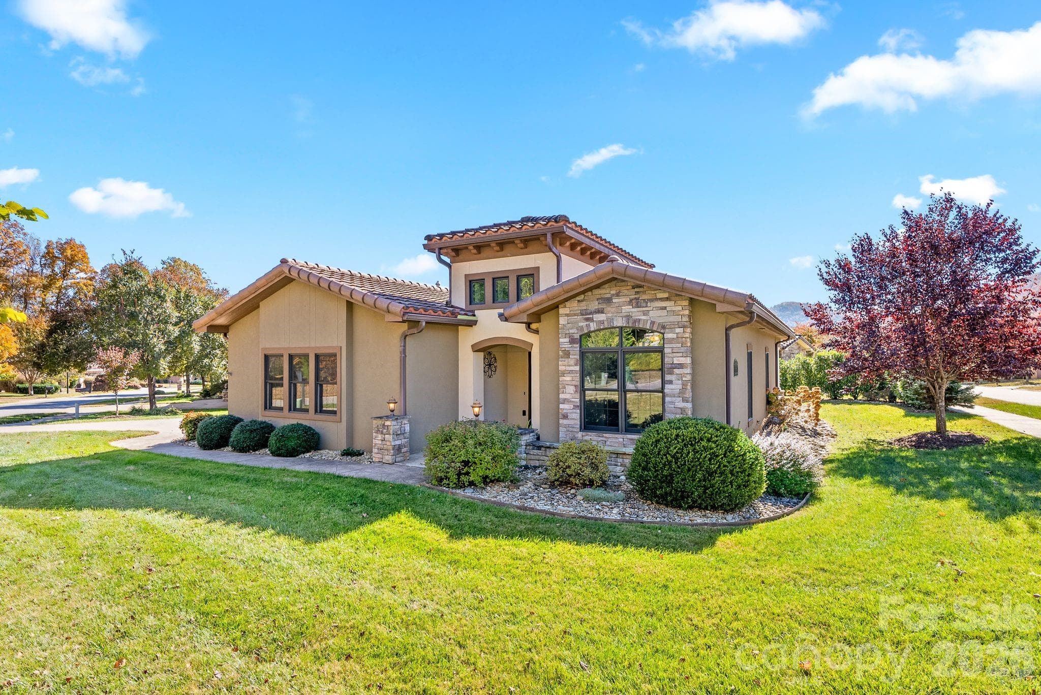 Lovely Corner Lot - 4 Pacifico Drive, Asheville